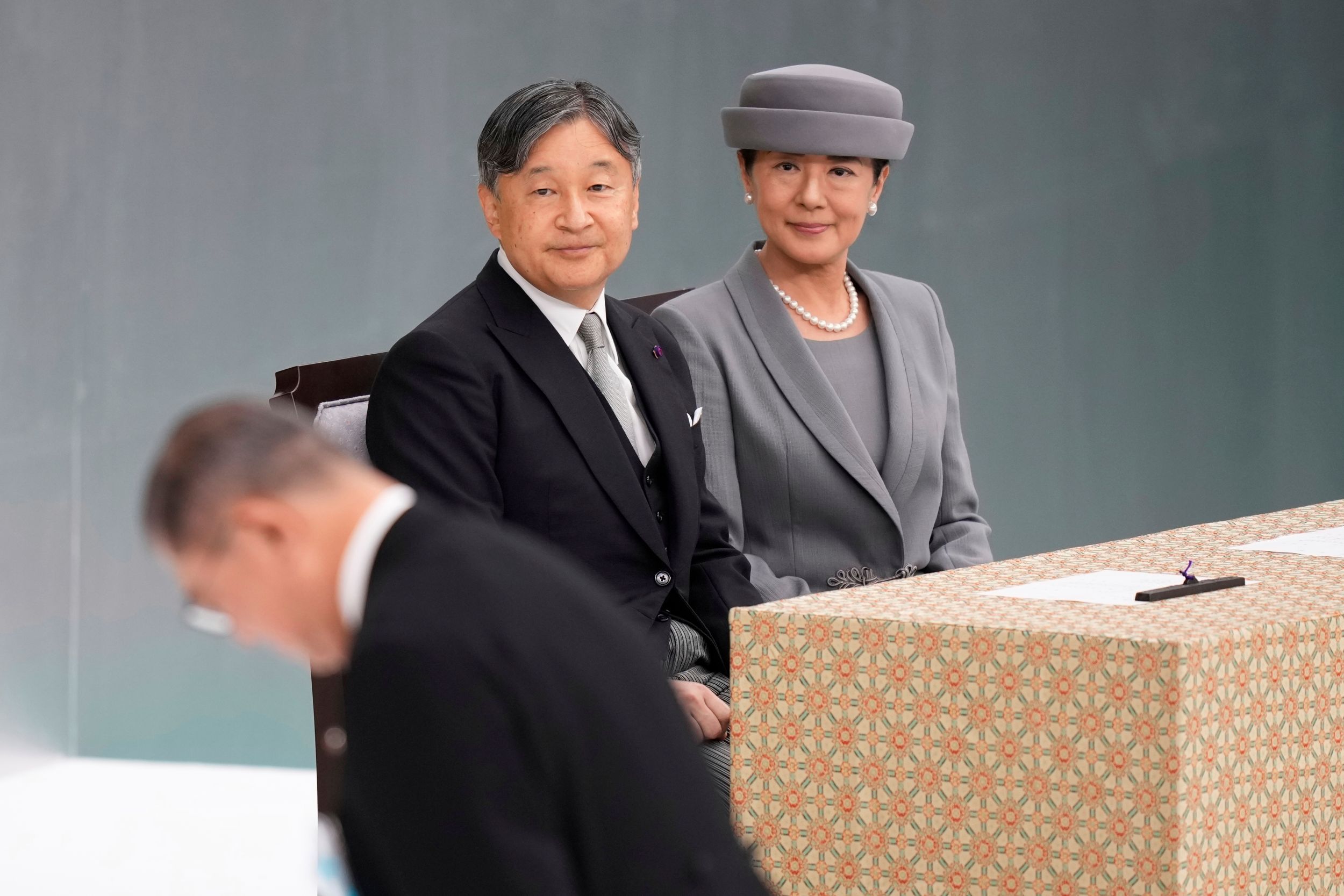 日本德仁天皇與雅子皇后出席終戰80週年紀念儀式。（美聯社）