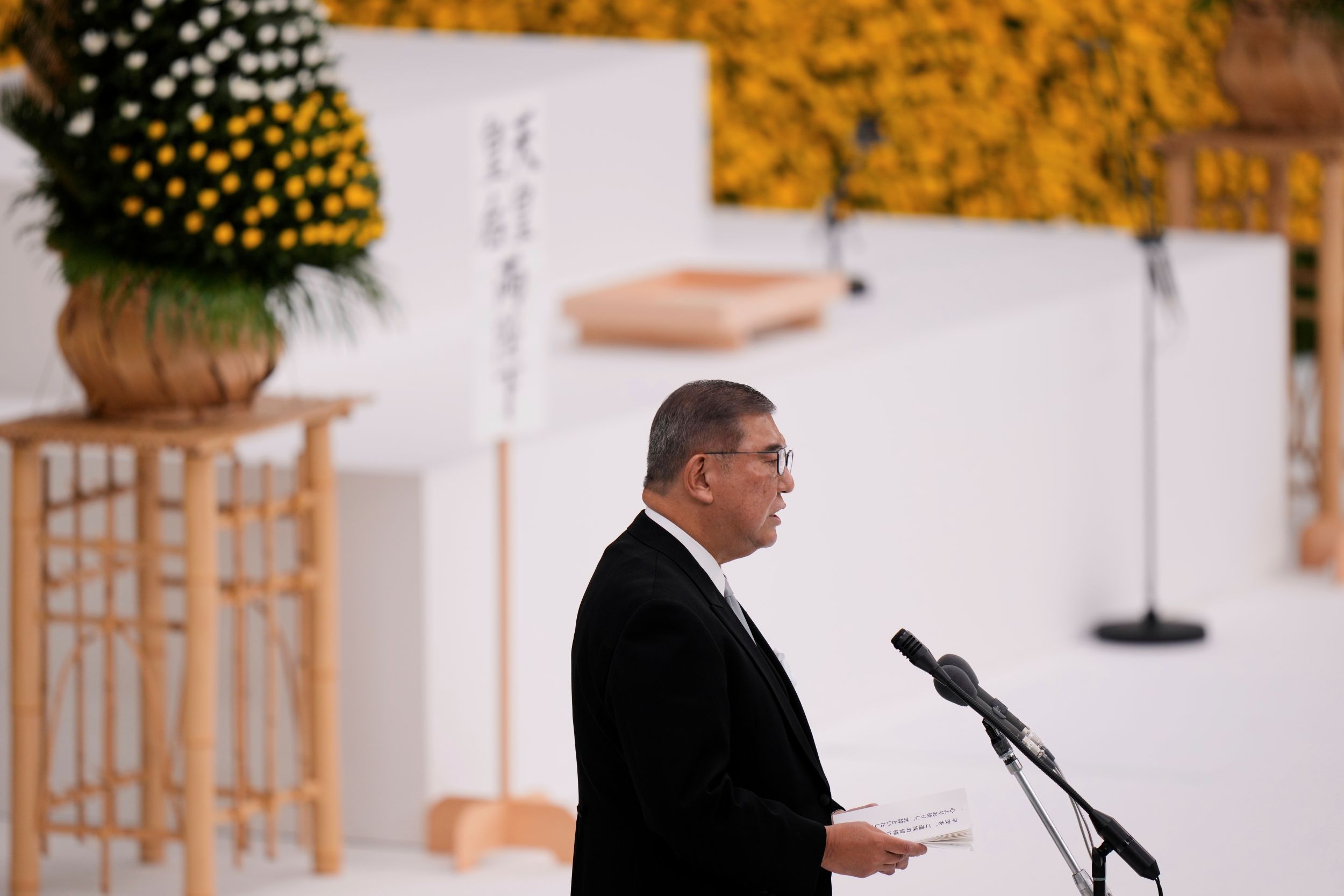 日本現任首相石破茂在終戰80週年儀式發表演講。（美聯社）