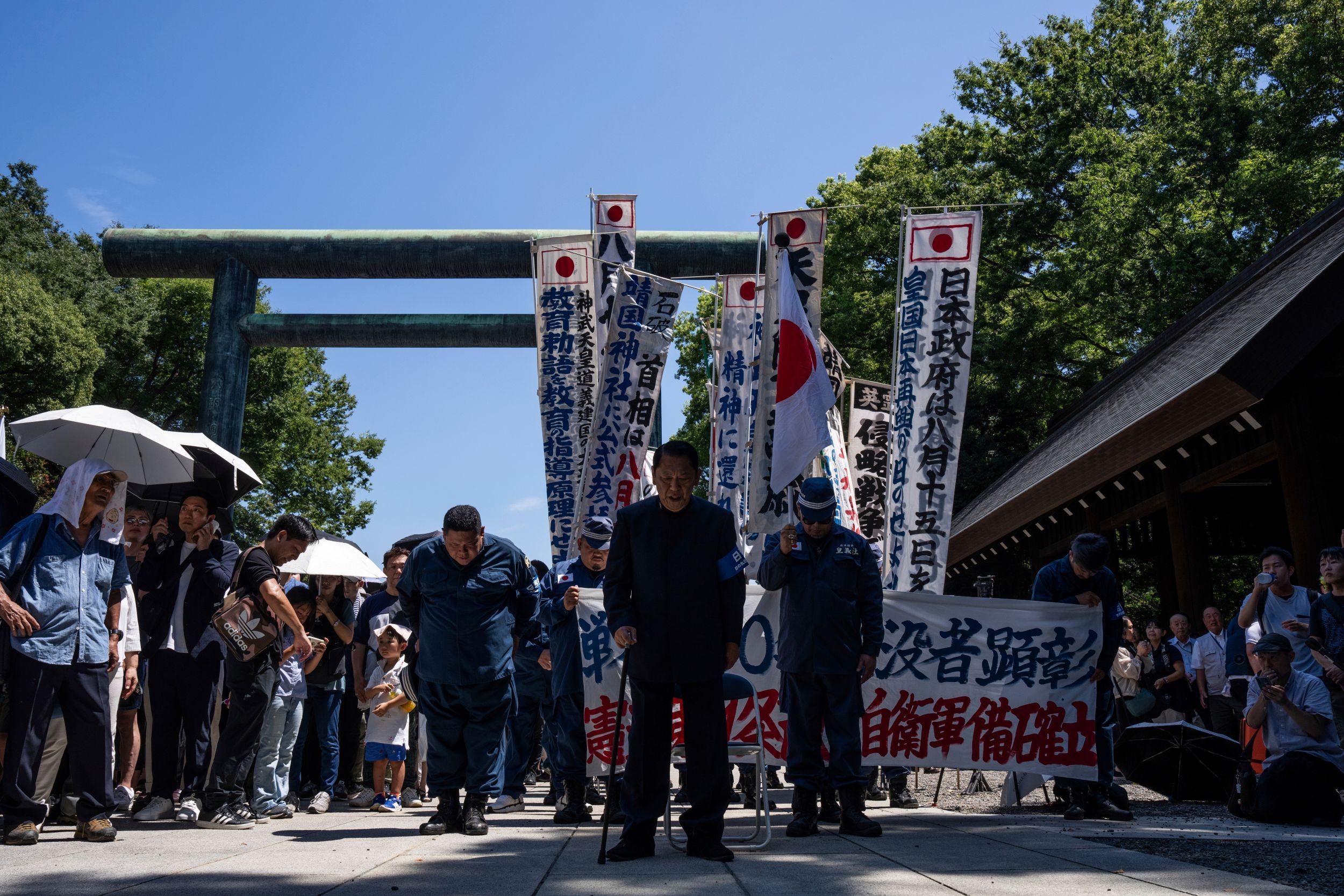 終戦80周年記念日当日、東京靖国神社に再び右翼団体が参拝。（美聯社）