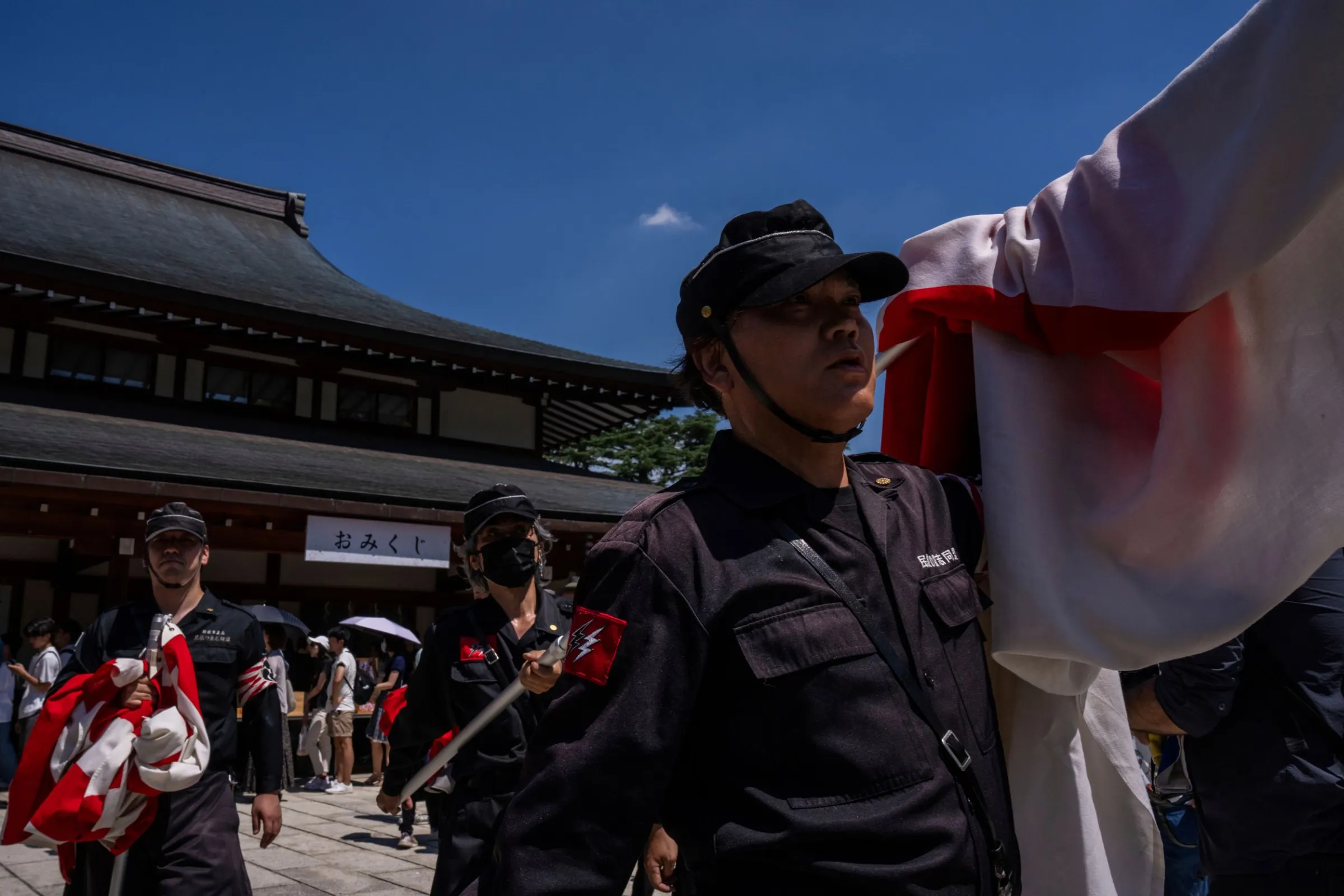 終戰80週年紀念日當天，東京靖國神社再次出現右翼團體參拜。（美聯社）
