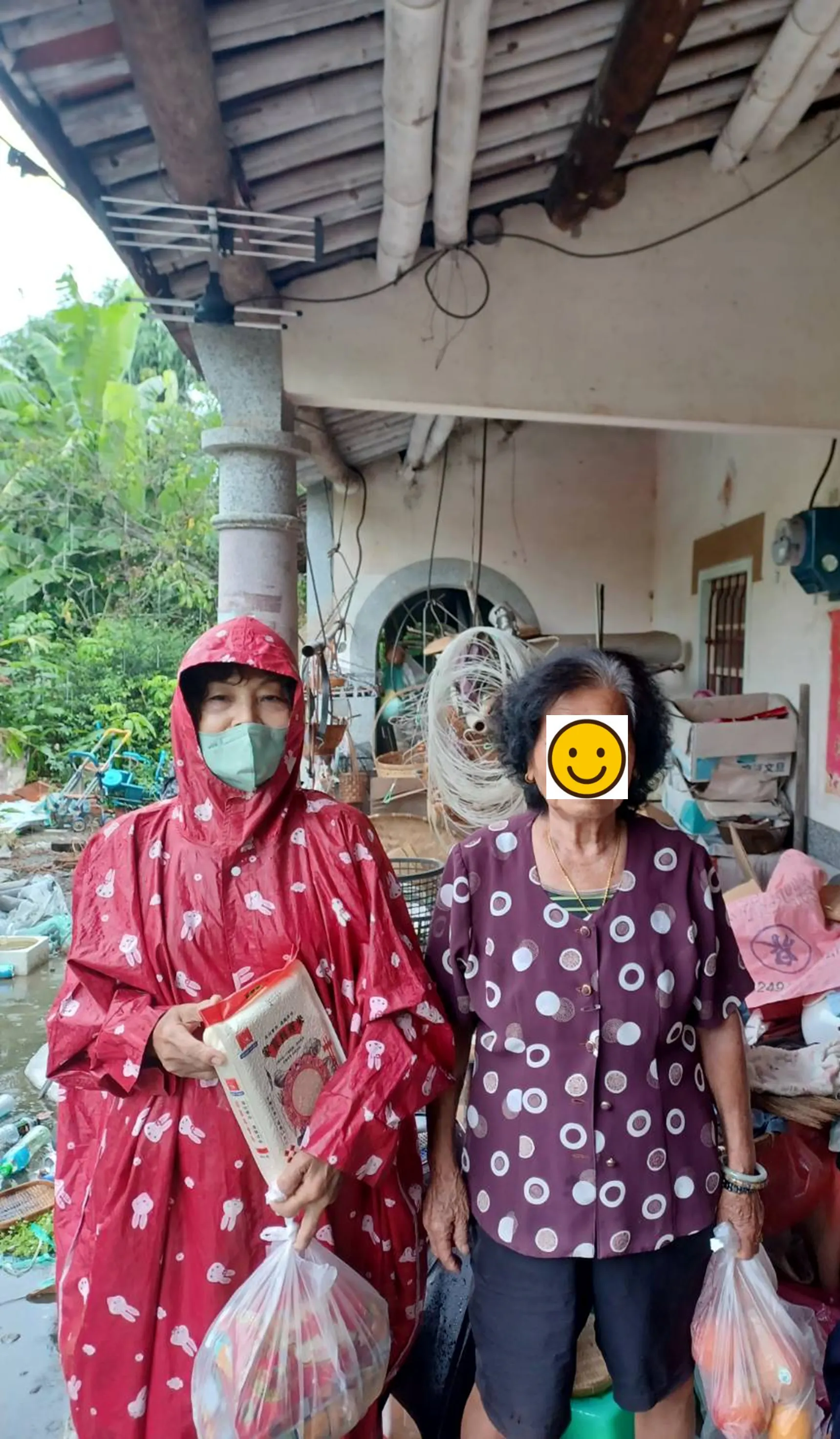 在114年7月颱風期間，由社會局長青中心社區關懷服務隊拜訪長輩，提醒做好防災準備，並致贈物資，以協助長輩安全度過颱風。（圖／高雄市政府社會局）