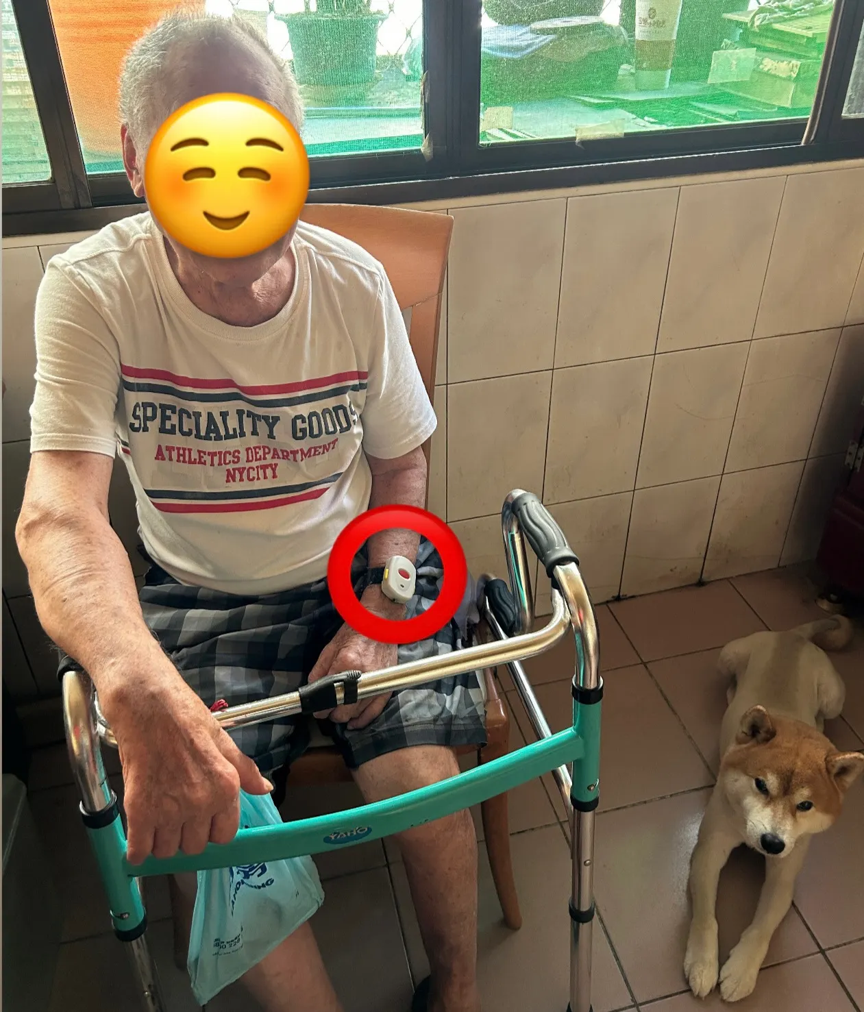 長輩如於家中突發身體不適或發生跌倒，可透過隨身壓扣進行求救。（圖／高雄市政府社會局）