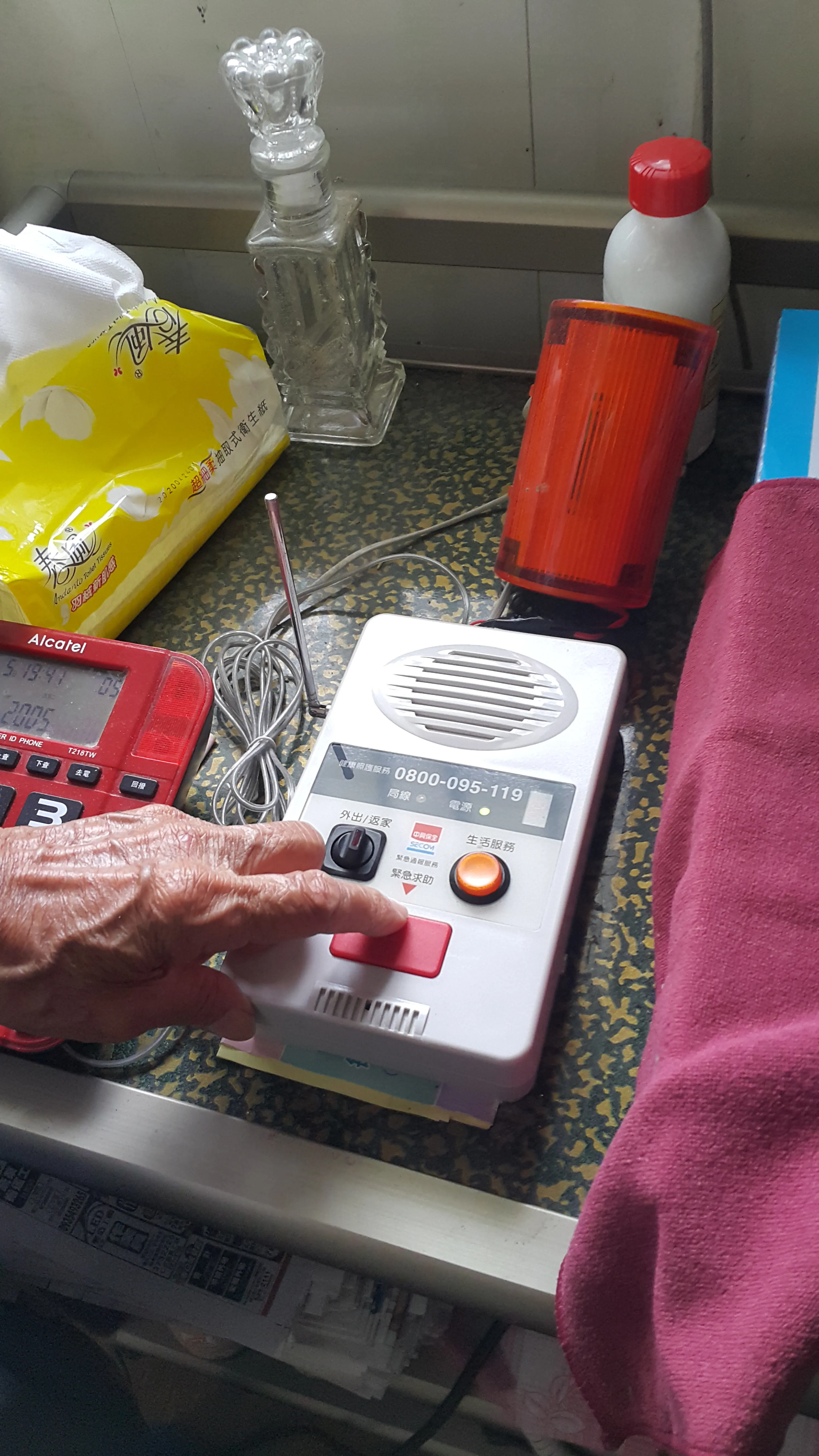 緊急救援連線服務每日固定時段報平安，確保長輩居家安全。（圖／高雄市政府社會局）