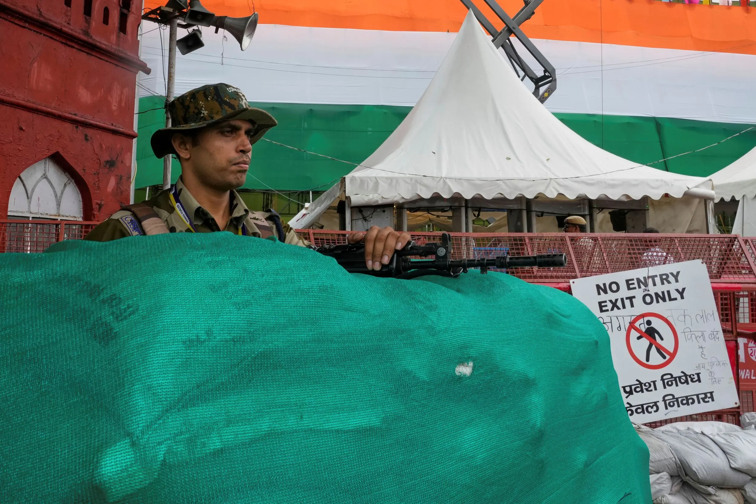 インド独立79周年を祝う会場外では、軍隊が武装警備を行っている。（AP通信）