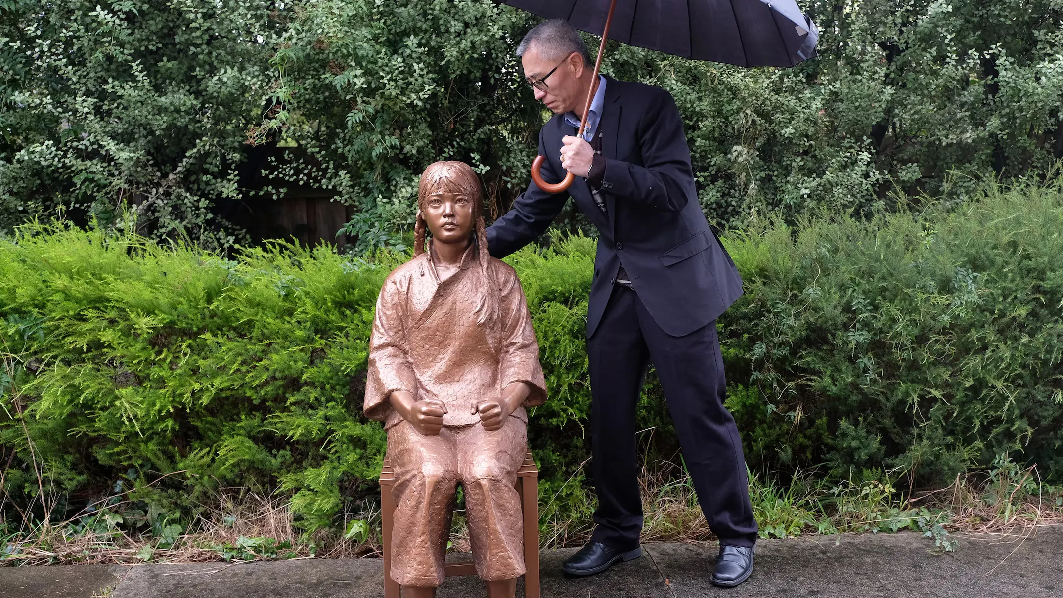 澳洲華人李健民希望透過豎立銅像，來警示戰爭的殘酷並呼籲和平。 (ABC News: Iris Zhao)