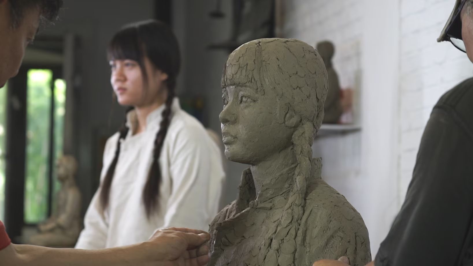 華裔美籍導演史雷永和其同学潘毅群，正在制作華人版的「和平少女」銅像模型。 (Supplied: Leo Shi Young)