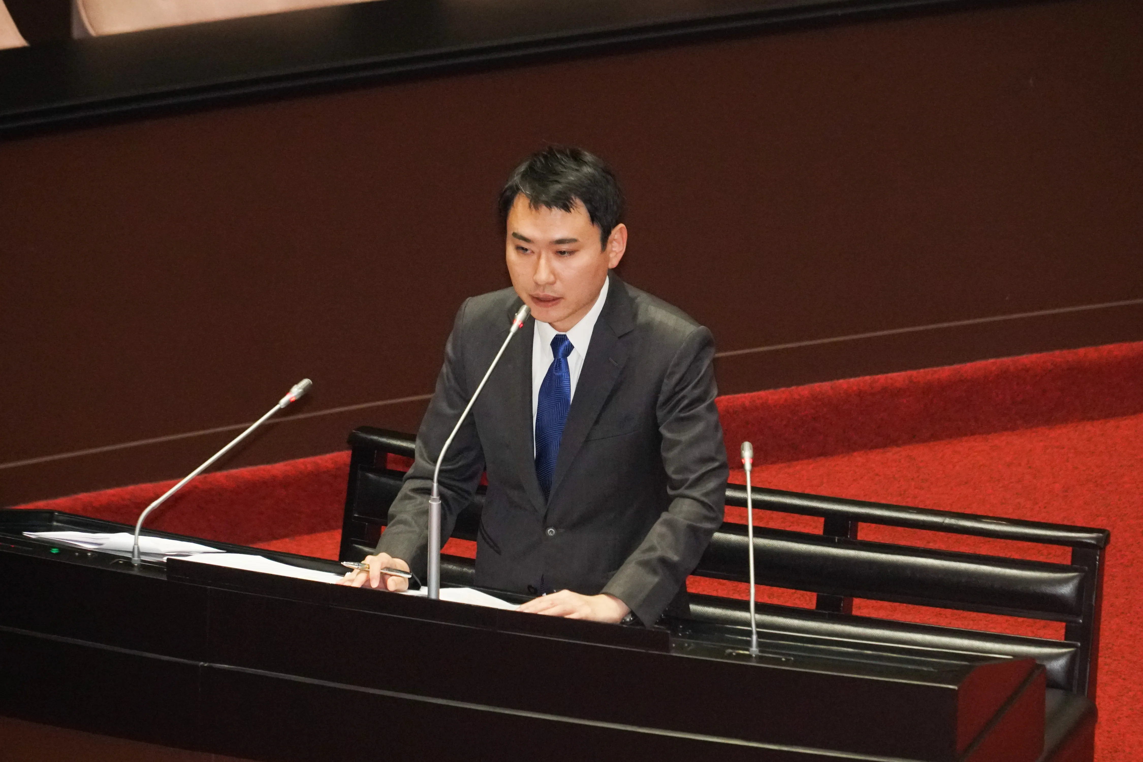 20250815-立委陳冠廷於立院議場質詢。（蔡親傑攝）