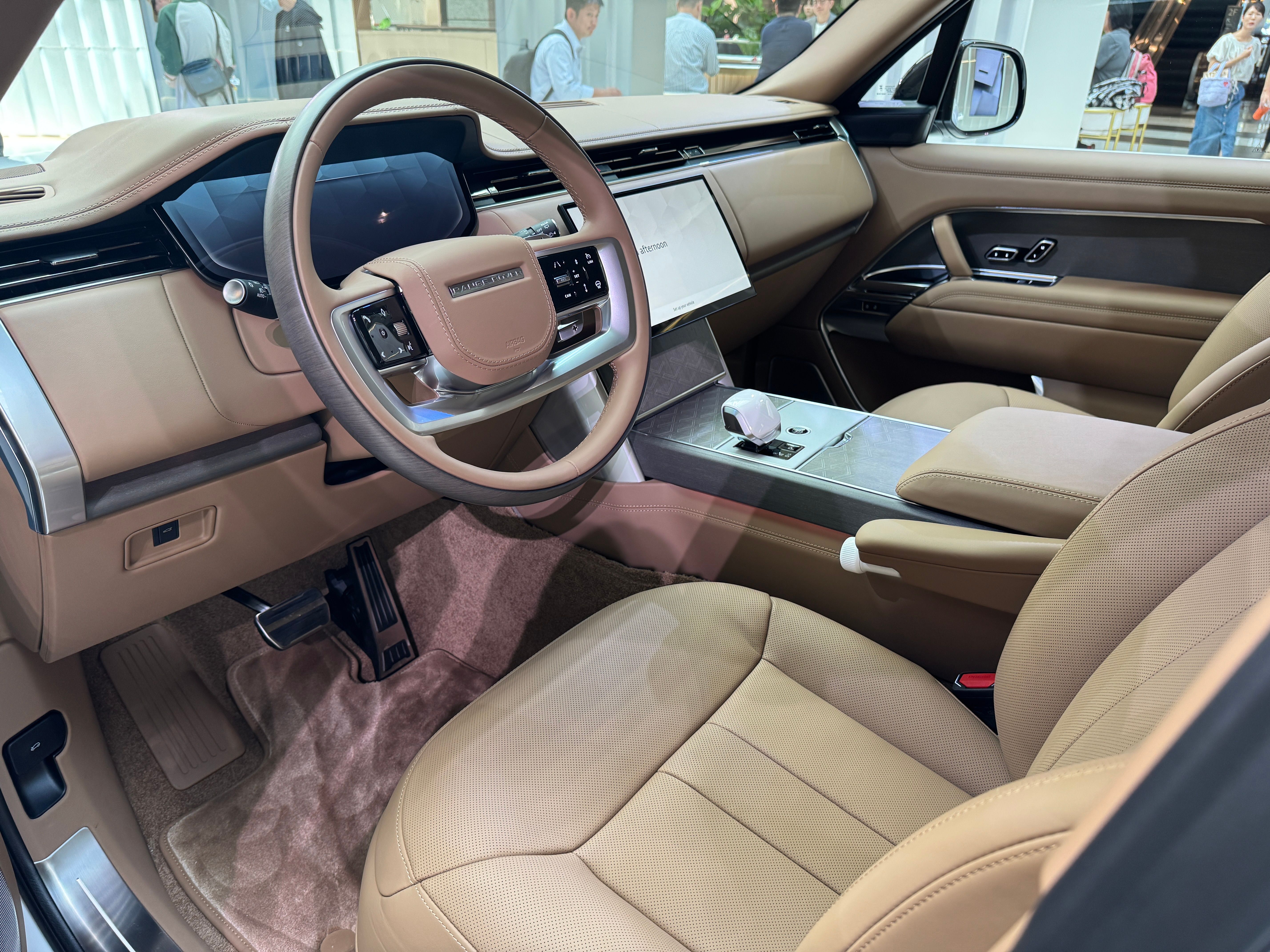 20250815-現場展出的Range Rover SV LWB搭載陶瓷排檔座與亮白啟動鍵。（劉芯衣攝）