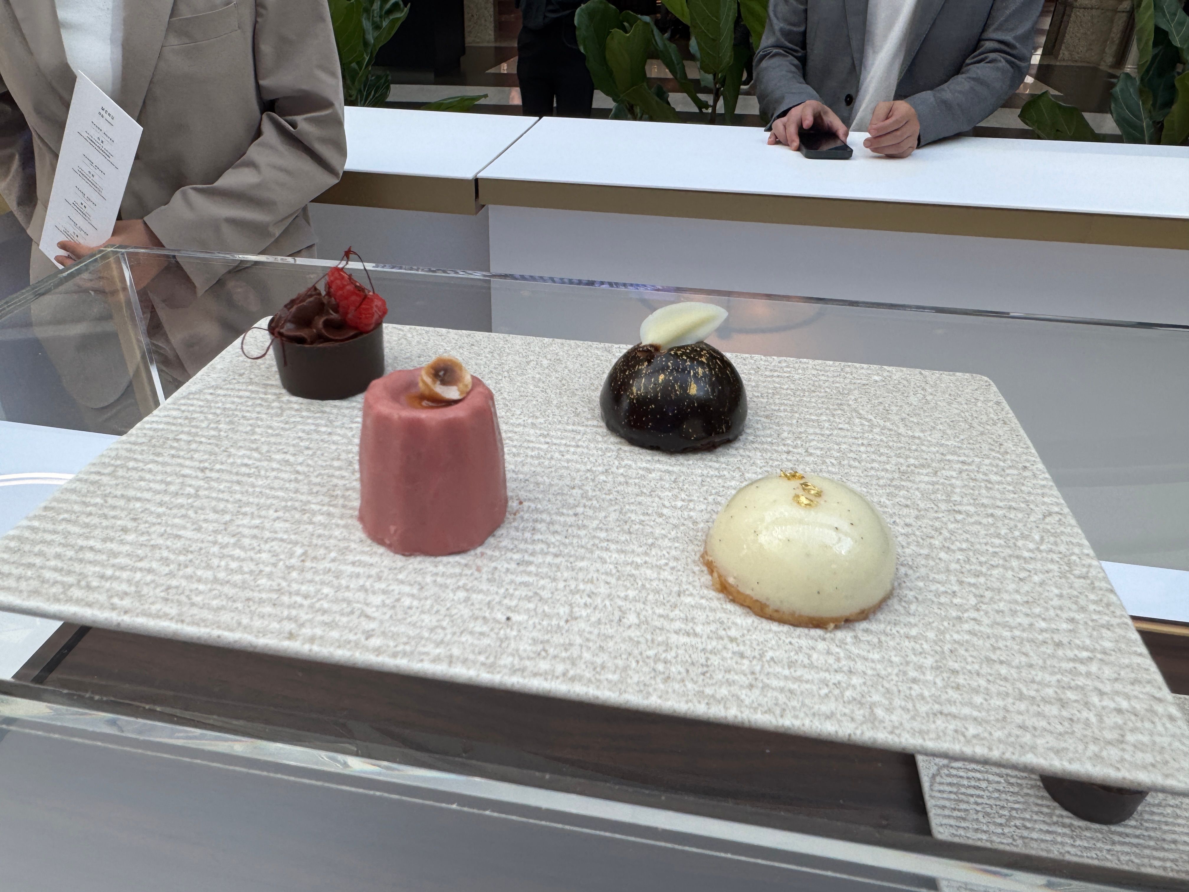 20250815-這次展演設計4款巧克力甜點，以奢華、動感、優雅、都會對應品牌4種車型。（劉芯衣攝）