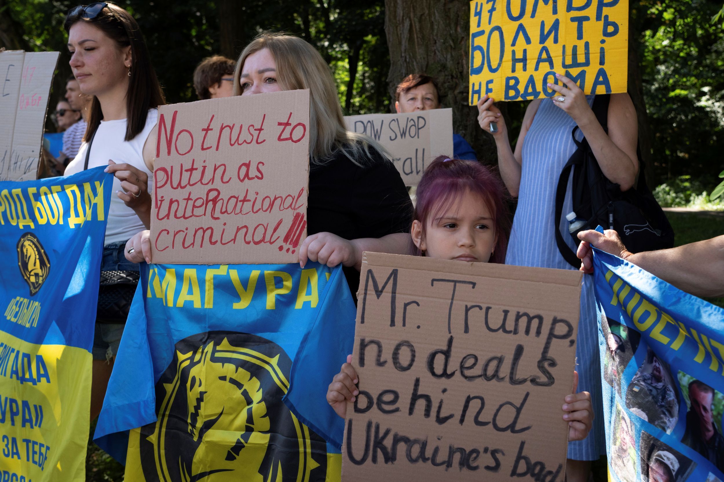 烏克蘭民眾高舉標語，希望美國不要相信普京任何說法或協議。（美聯社）