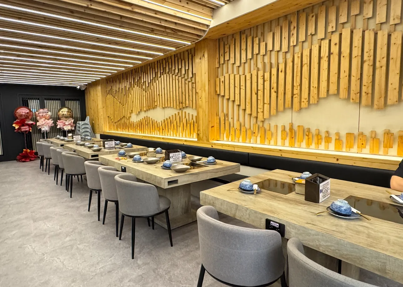 新開幕的「啵仔旬鍋物」結合了手搖飲與火鍋兩種台灣人最愛的飲食。（圖／何長澤攝）