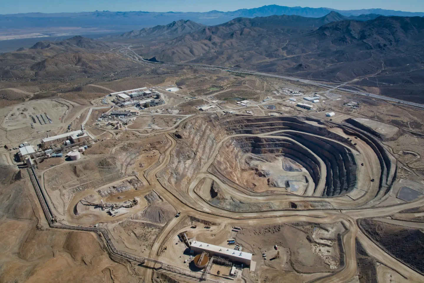 この2024年の写真はMP Material提供によるカリフォルニア州マウンテンパス鉱山の航空写真を示している。（AP）