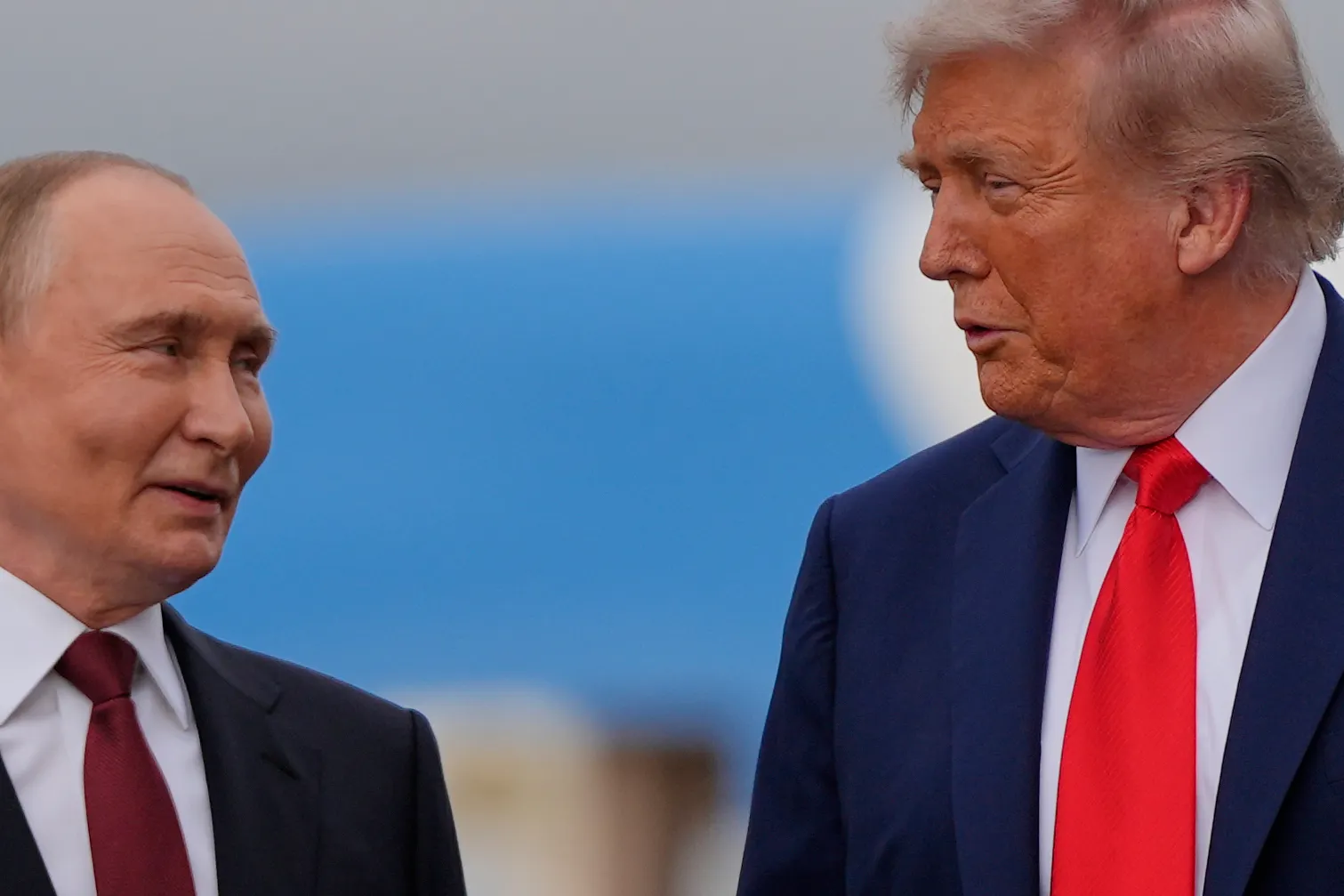 2025年8月15日、美国のトランプ大統領とロシアのプーチン大統領がアラスカ空軍基地の停機坪で会った。（美聯社）