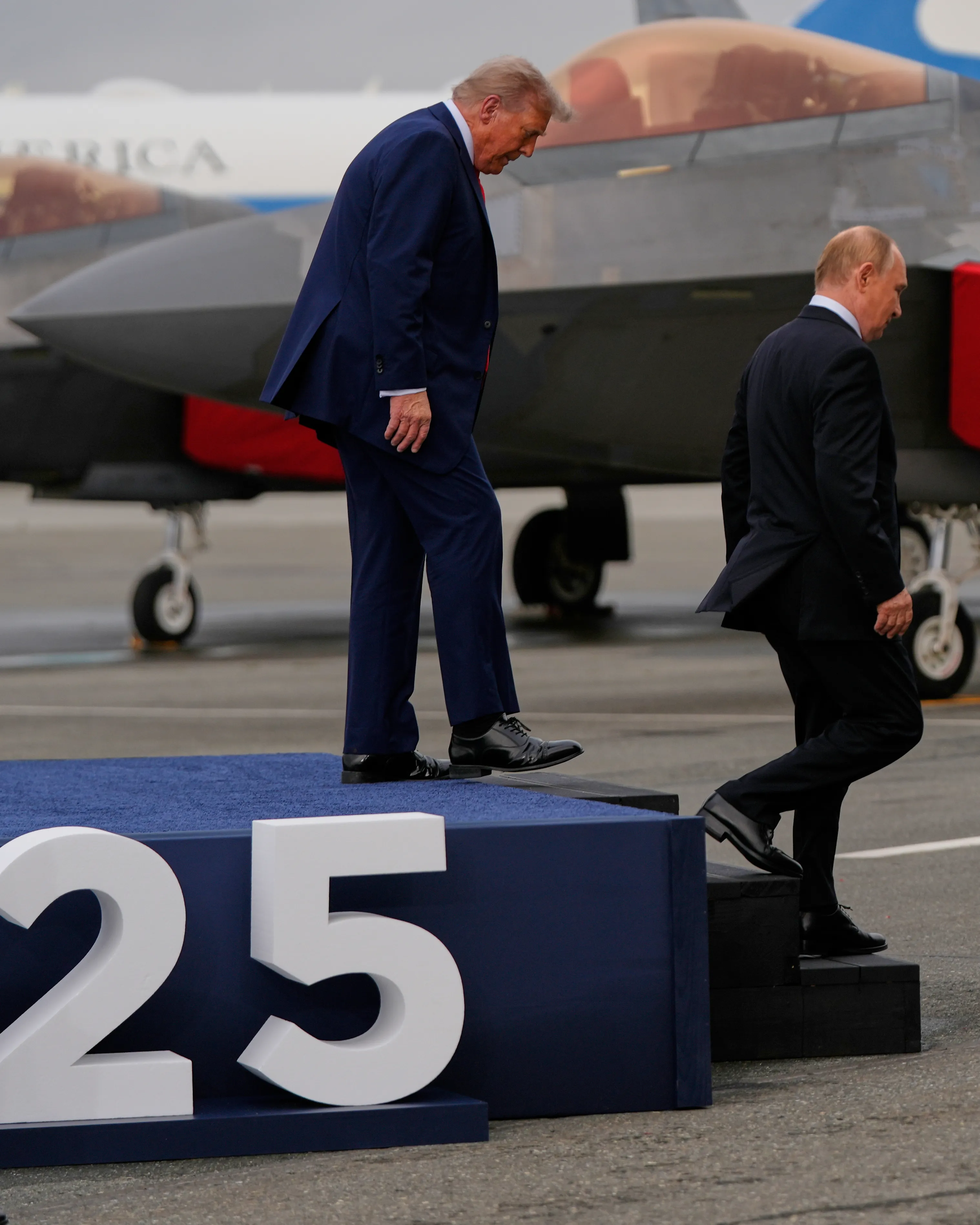 2025年8月15日，美國總統川普與俄羅斯總統普京在阿拉斯加空軍基地的停機坪會面。（美聯社）