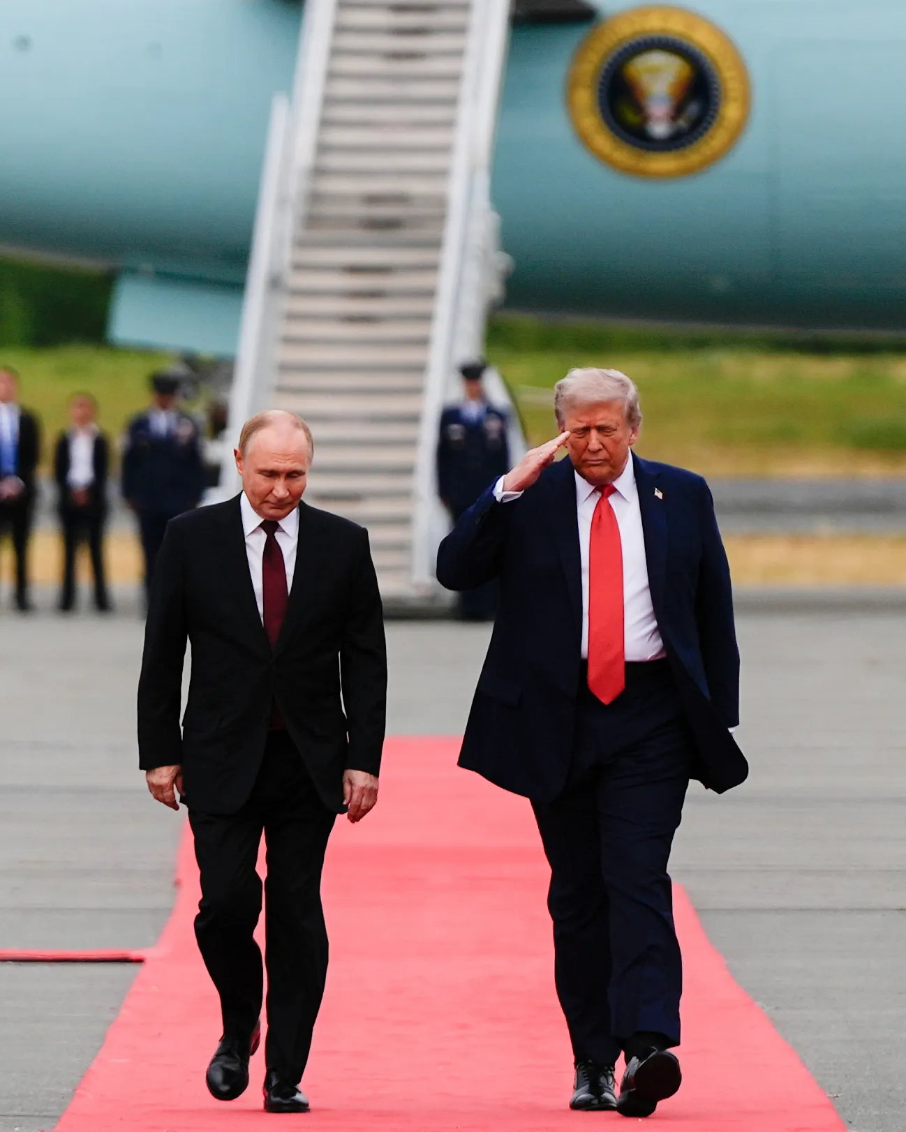 2025年8月15日，阿拉斯加空軍基地の停機坪會面の場で、アメリカのトランプ大統領とロシアのプーチン大統領。（美聯社）