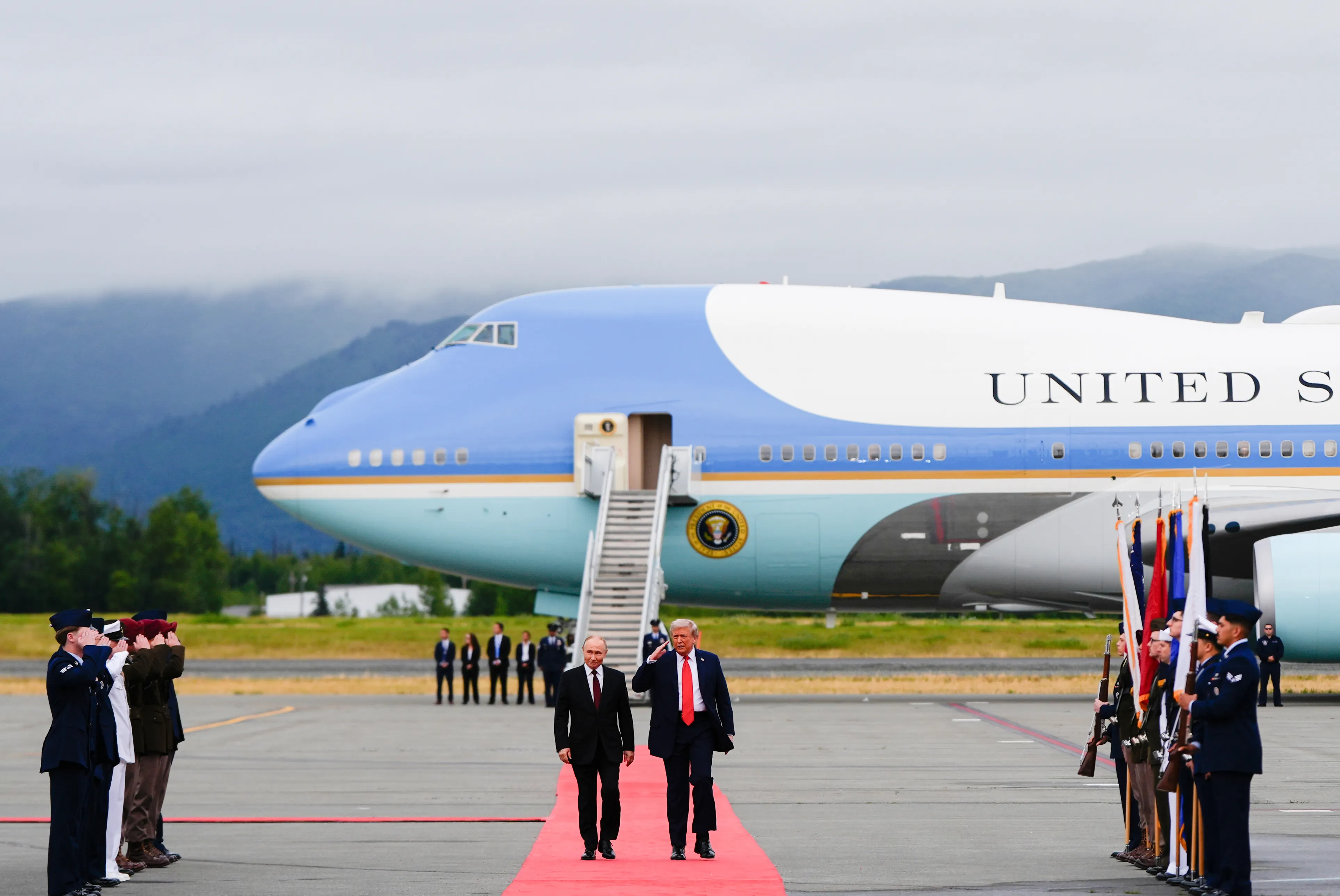 2025年8月15日，美國總統川普與俄羅斯總統普京在阿拉斯加空軍基地的停機坪會面。（美聯社）