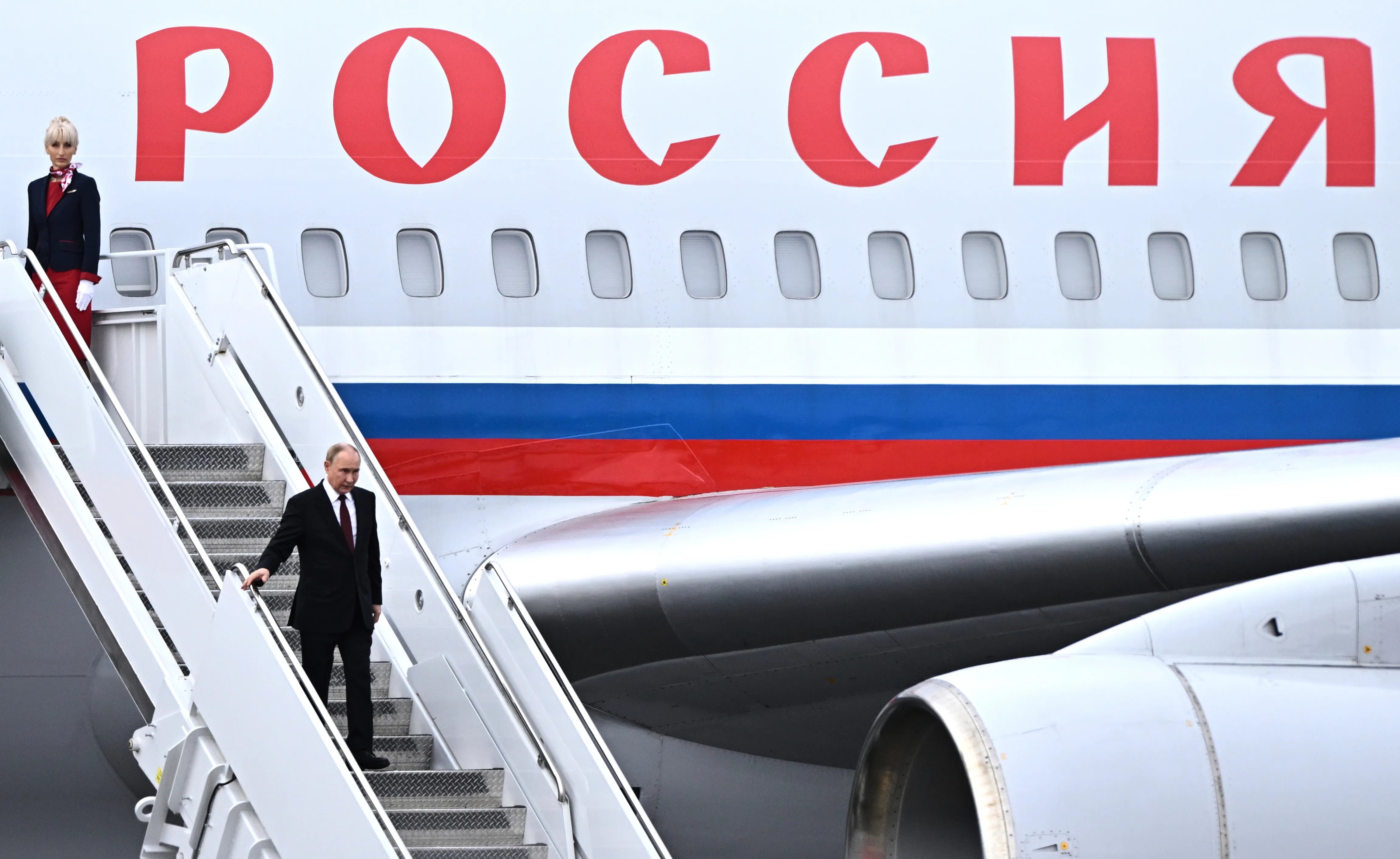 2025年8月15日、ロシア大統領プーチンがアラスカに到着し、アメリカ大統領トランプと会談する準備をしている。（AP通信）