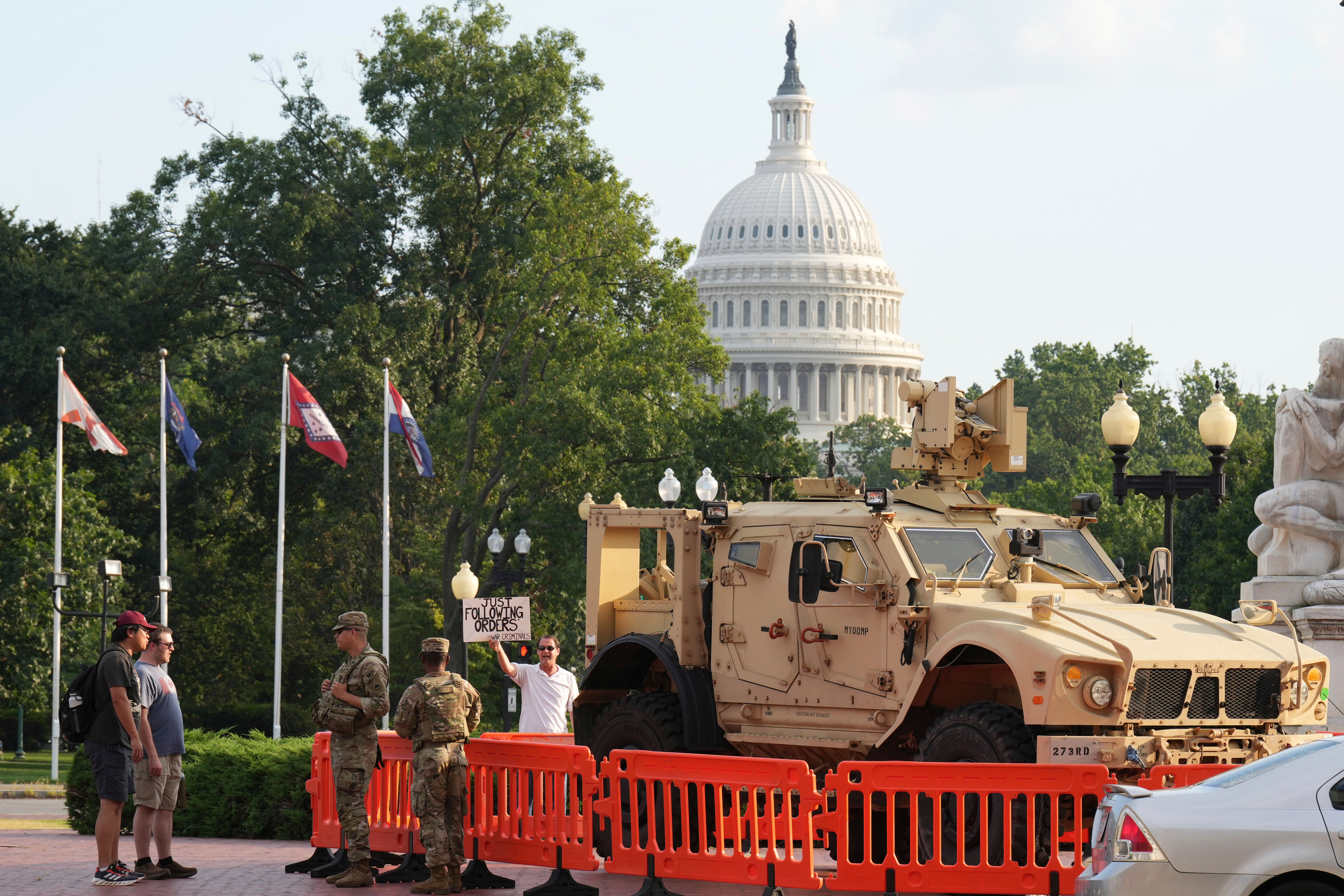 2025年8月15日，國民兵在華府國會大廈附近部署、維持市區秩序。（美聯社）