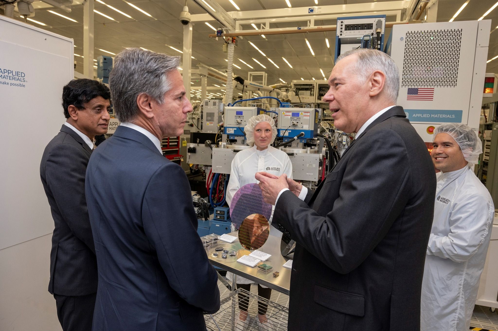 美國前國務卿布林肯（中）拜訪應用材料廠房。（翻攝自Applied Materials粉專）