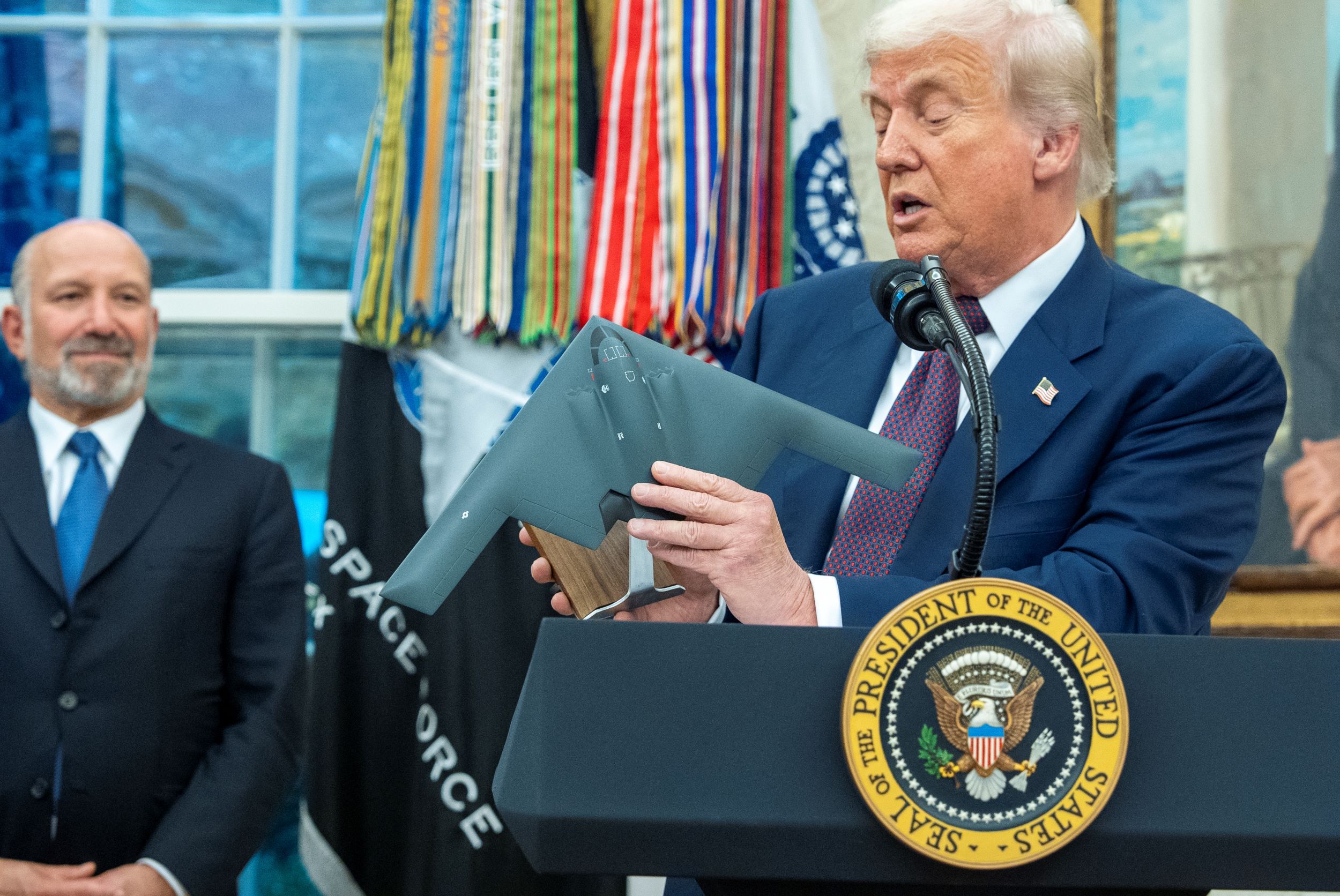 美國總統川普（右）拿著B-2轟炸機模型展示。（美聯社）