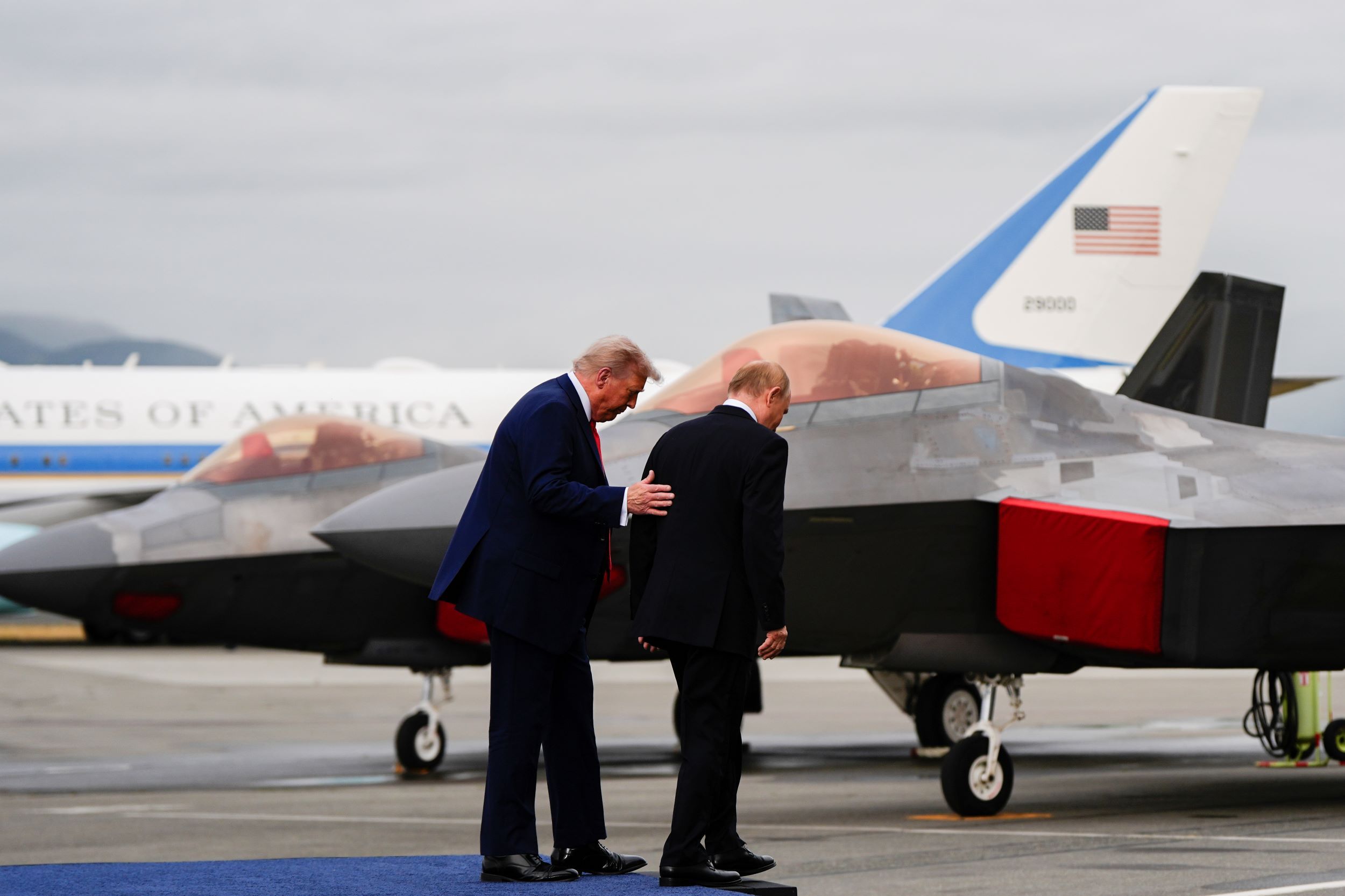 トランプとプーチンがアラスカで会談し、会場外では多くのF-22「ラプター」戦闘機が展示された。（AP通信）