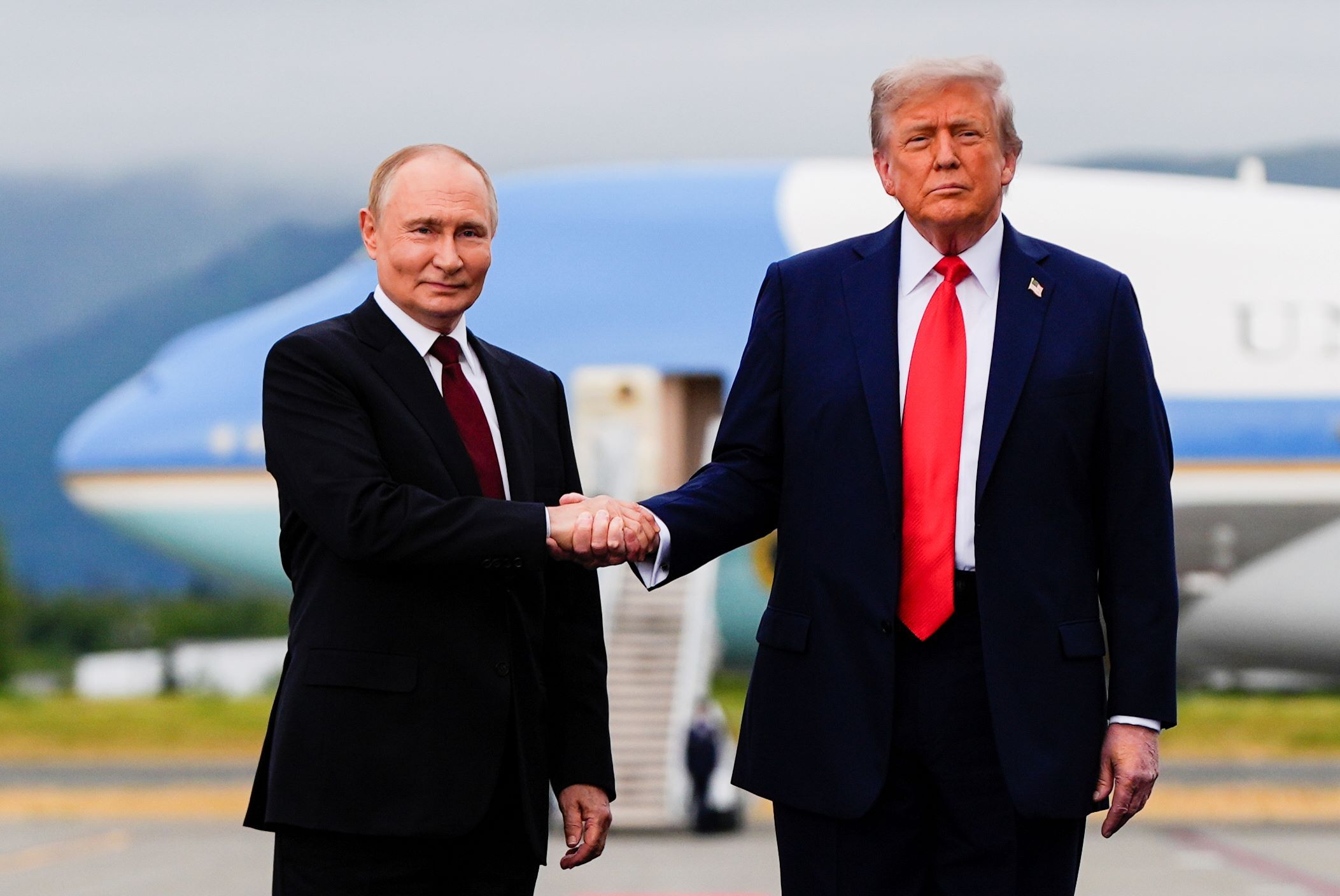アメリカ大統領トランプ（右）とロシア大統領プーチンがアラスカで会談。（AP通信）