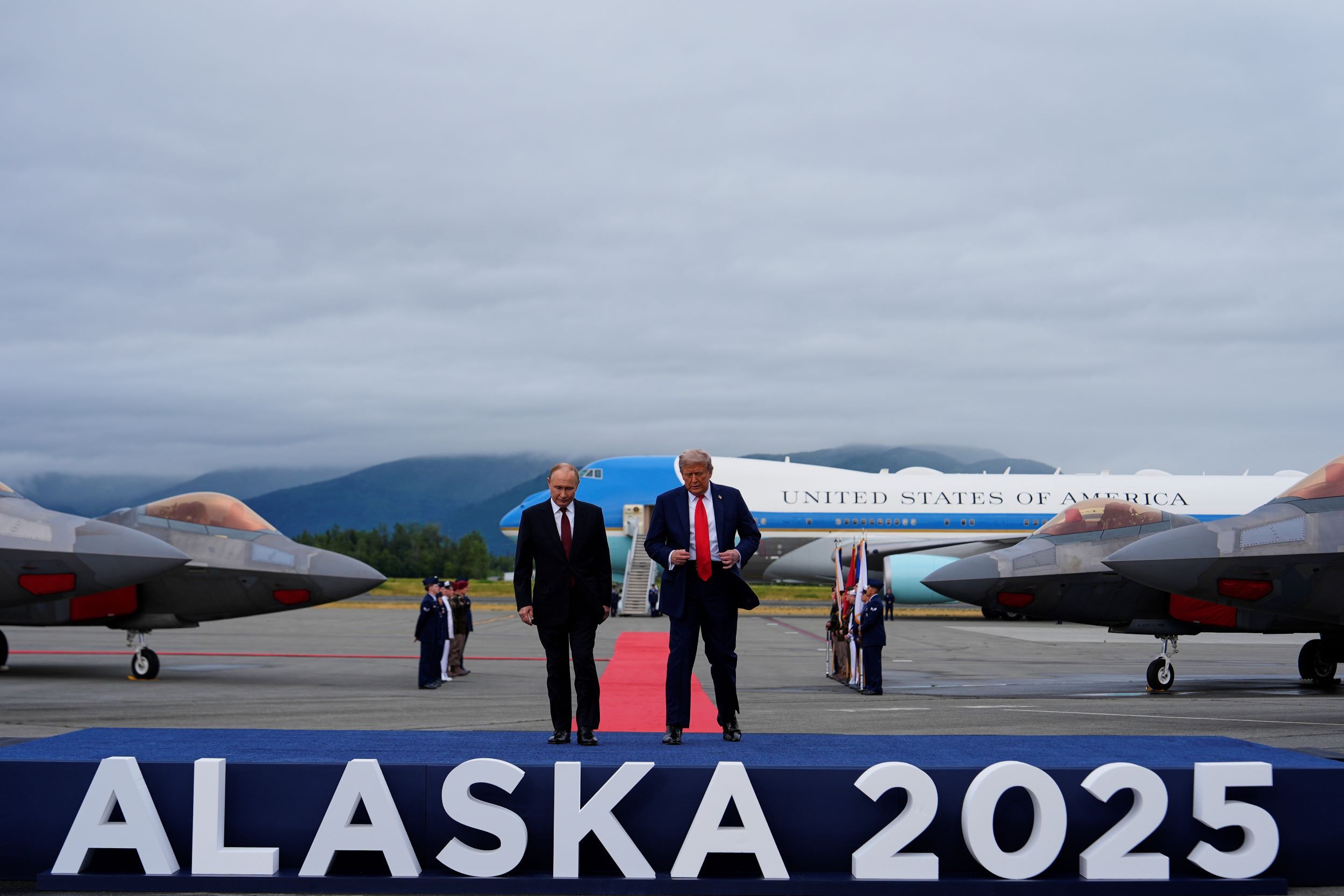 トランプとプーチンがアラスカで会い、会場の外にはF-22「ラプター」戦闘機が展示されていた。（AP通信）