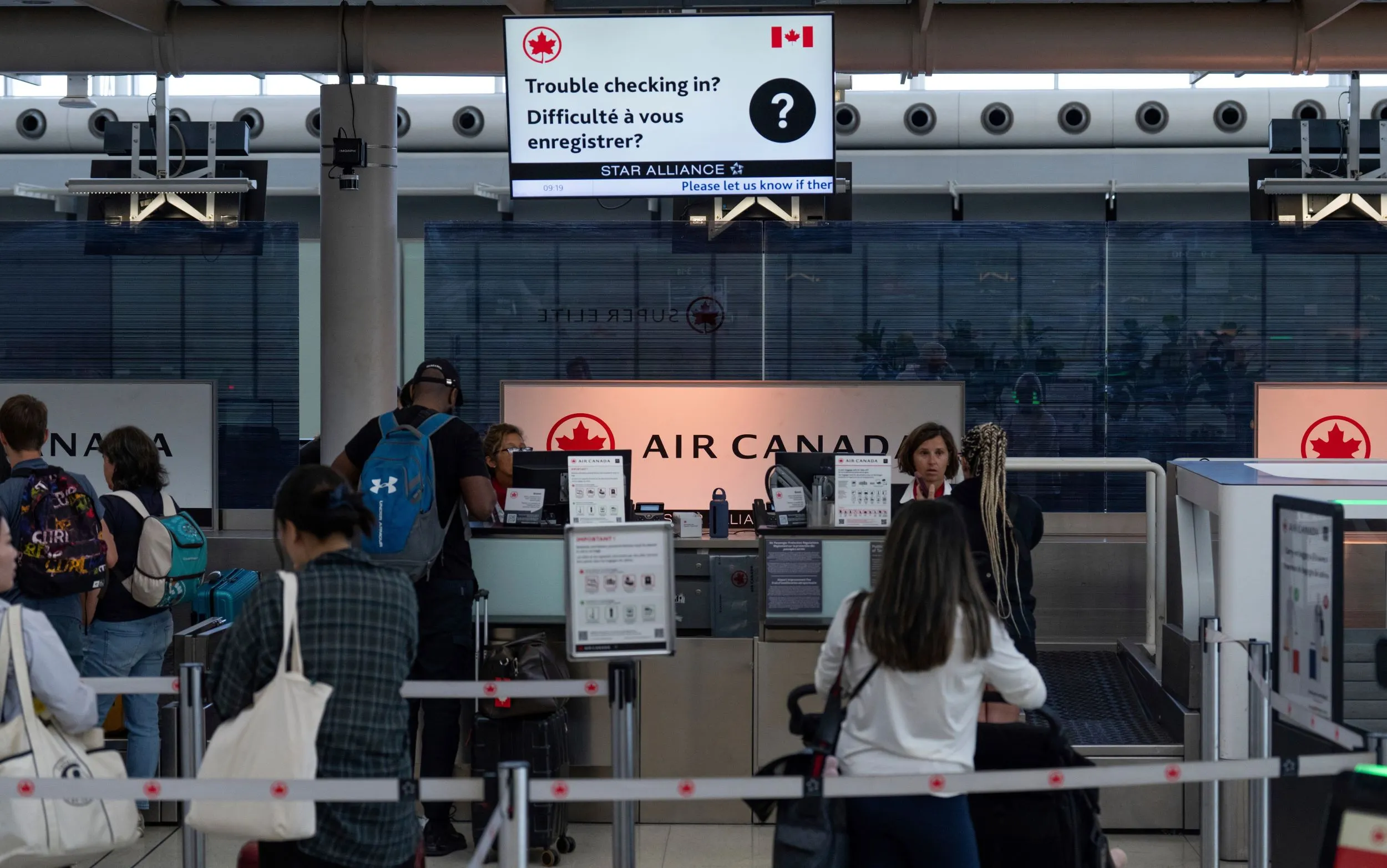 加拿大航空位於多倫多機場的地勤櫃台。（美聯社）