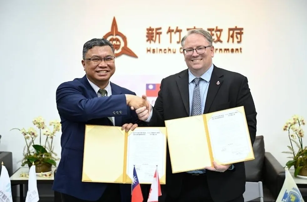 教育處長林立生代表市府與加拿大約克區天主教教育局授權入學代表FICUS教育集團簽署「臺加高中雙聯學制合作備忘錄（MOU）」。（圖／翻攝新竹市政府官網）