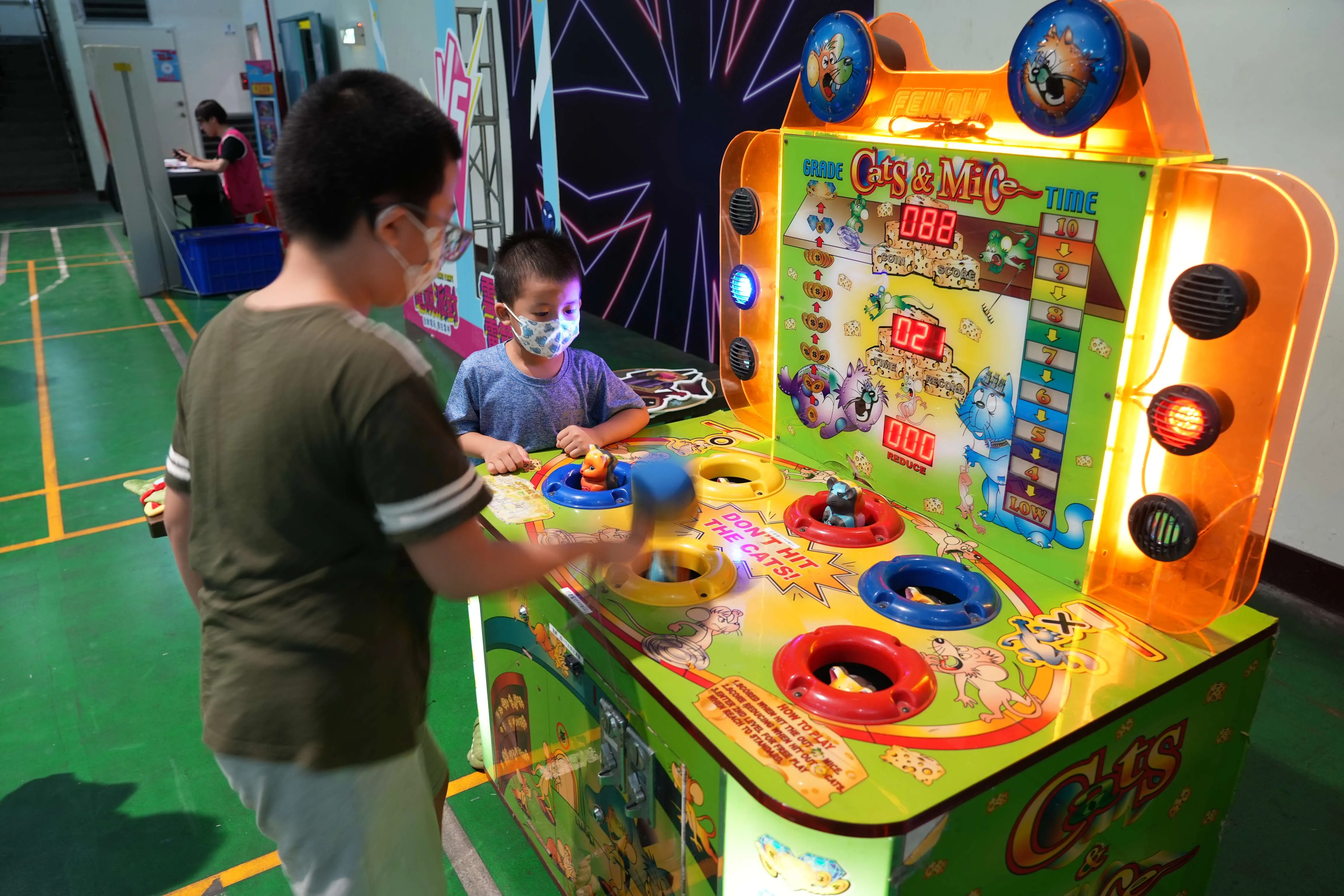 現場也有許多遊戲機台，小朋友體驗打地鼠等經典電玩。（圖／雲林縣政府新聞處提供）