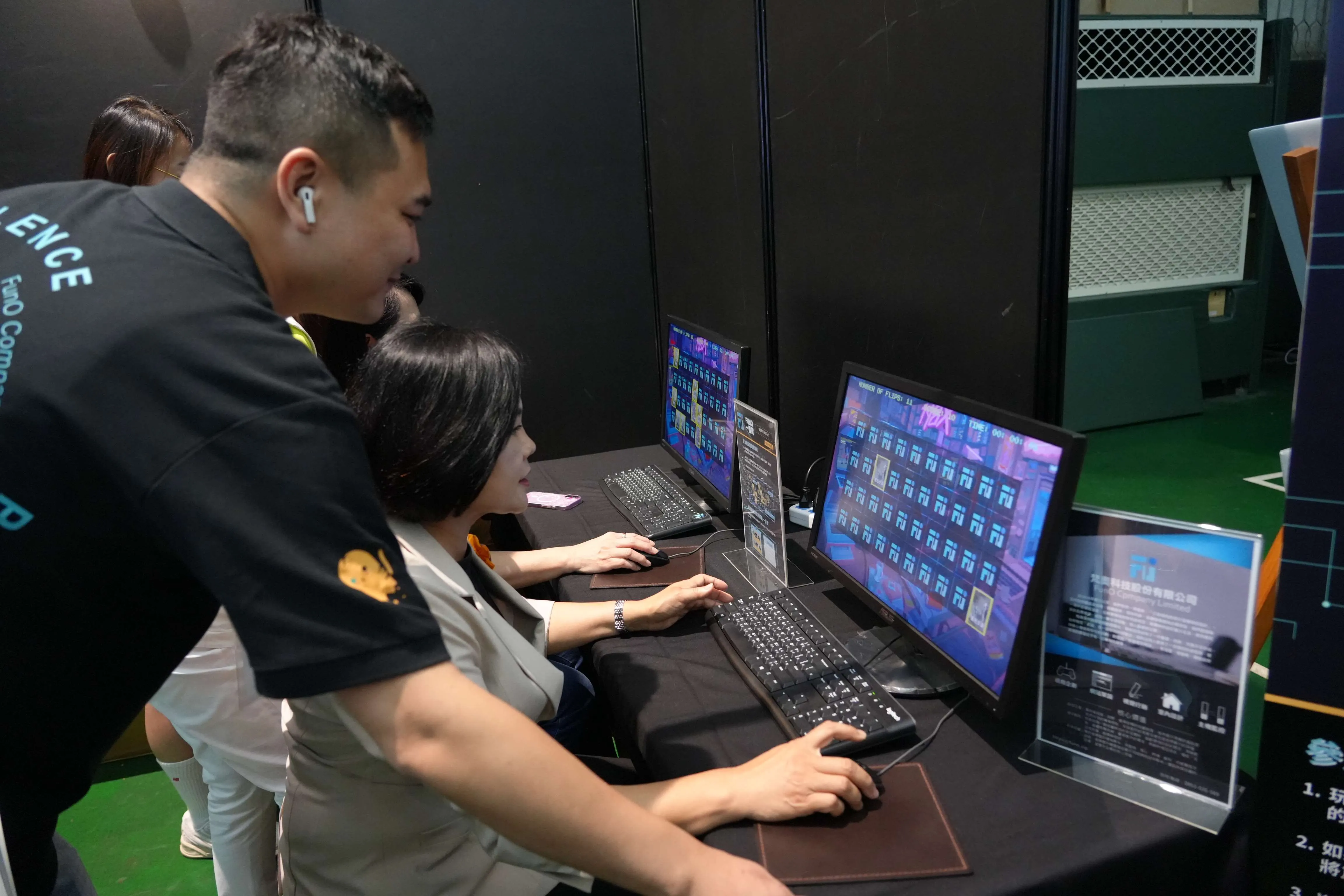 縣長張麗善體驗電腦遊戲。（圖／雲林縣政府新聞處提供）
