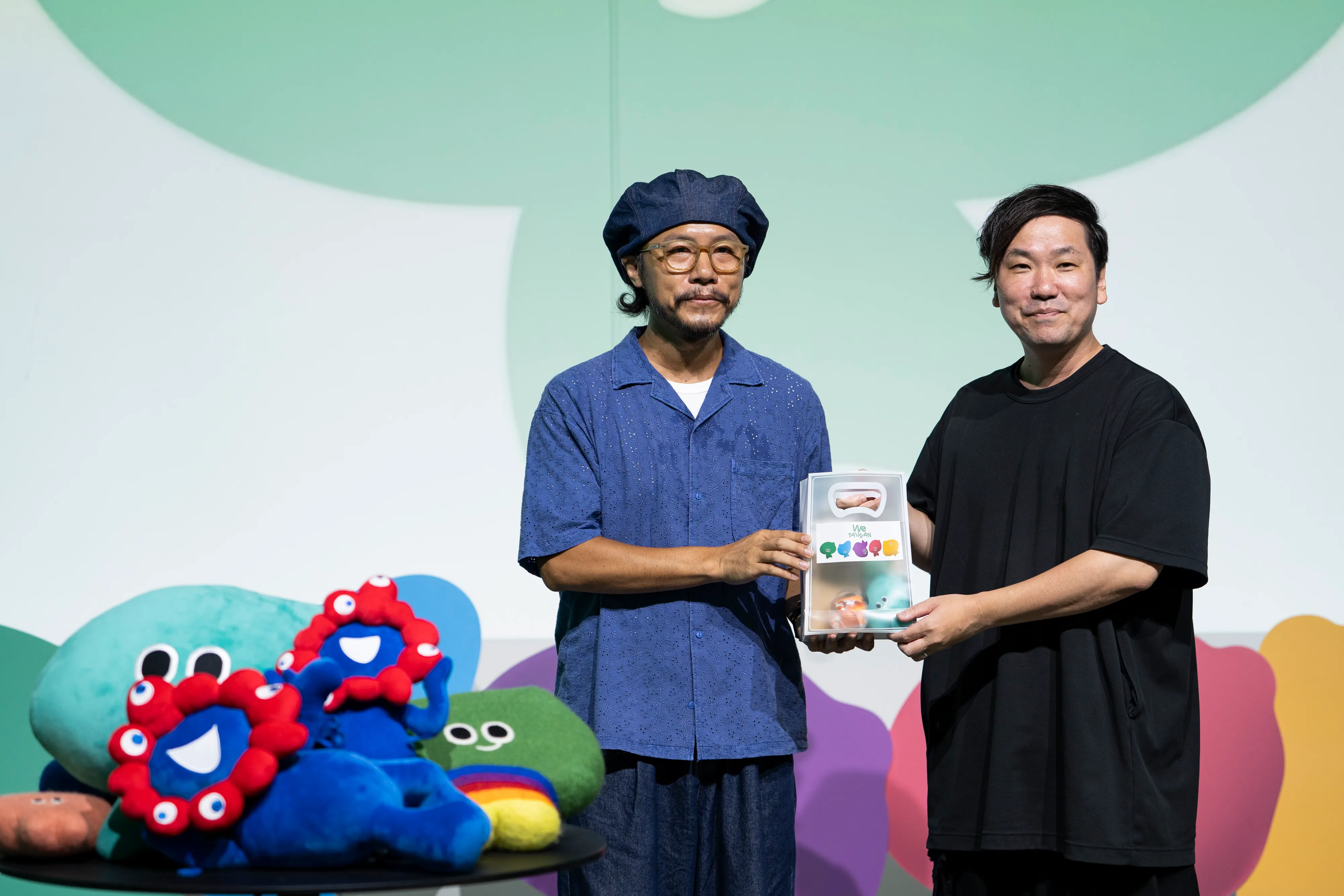 「We TAIWAN」デザイン統括の方序中（左）は、a-We記念品を大阪・関西万博デザインシステム クリエイティブディレクター／アートディレクターの引地耕太に贈呈し、台日友好の長久と、共に美しい未来を創り続けることを象徴した。文化部