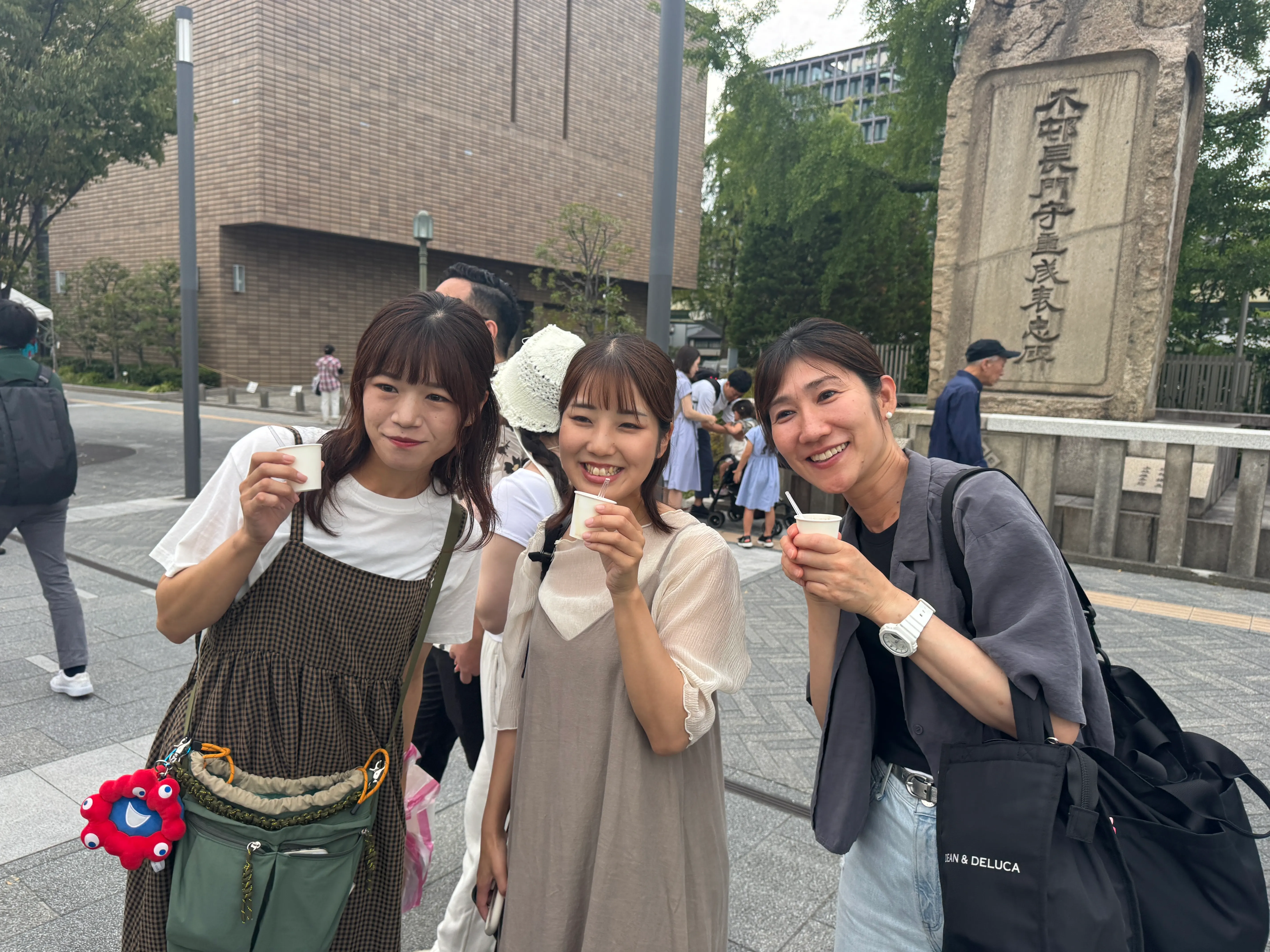 大阪在住の日本人女性3人は試食後、「柔らかく甘みがあって美味しい」と評価し、「台湾に行ったことはないが、本場の味に出会えてうれしい」と話した。黃信維