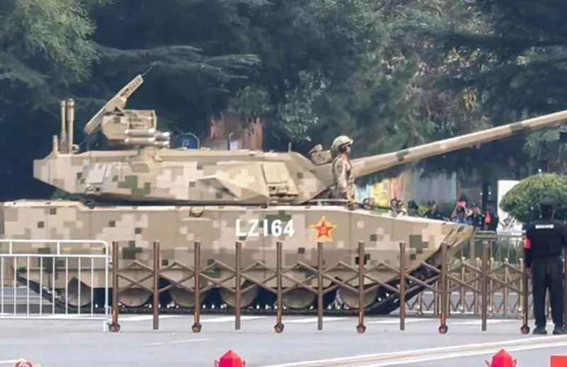北京長安大街、共軍が露出した新型中型戦車/画像提供：田暢