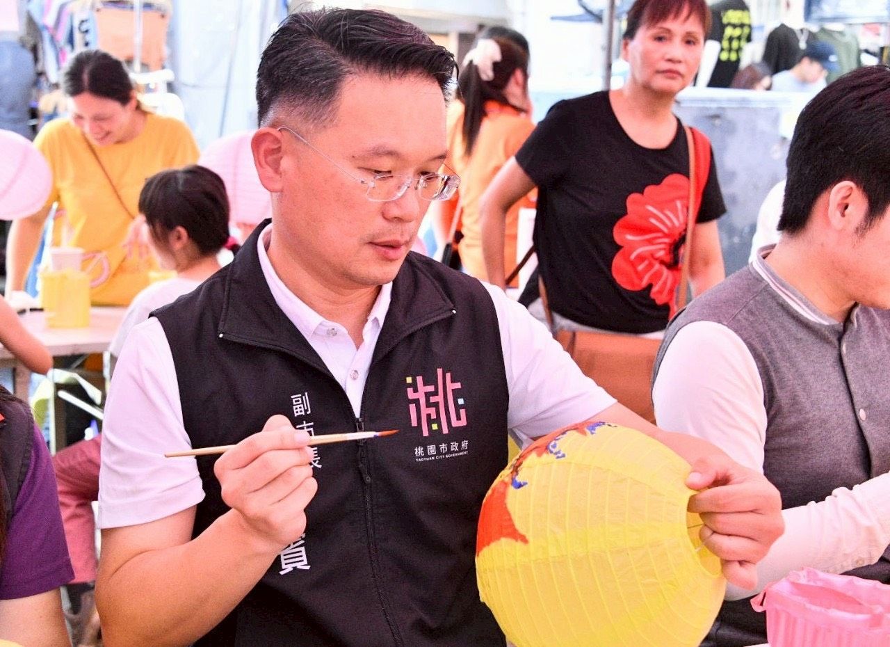 蘇俊賓親手繪製水燈。