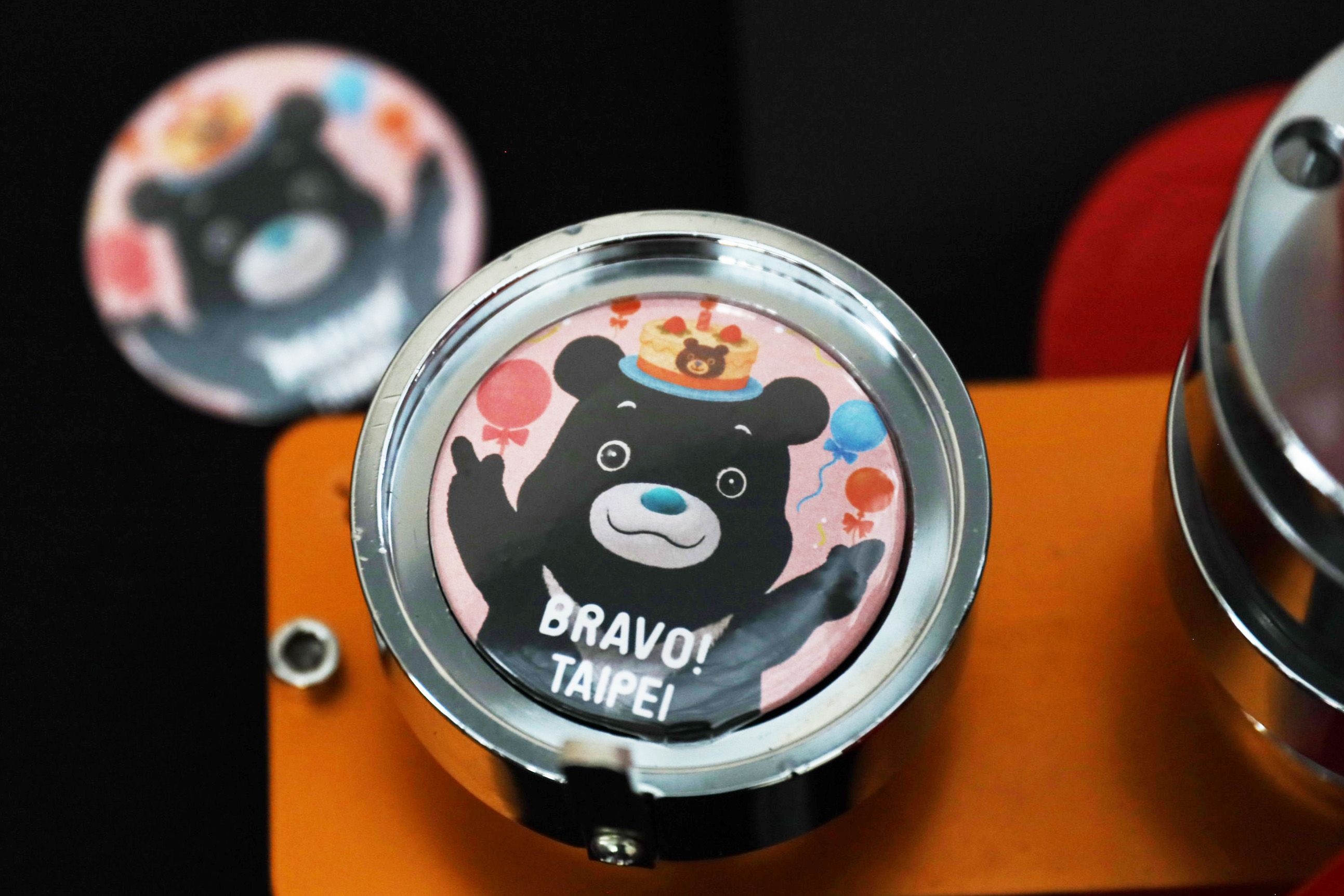 快閃生日派對推出限定熊讚生日徽章，現場民眾爭相收藏熊讚為大家準備的小禮。（圖／臺北市政府觀傳局提供）