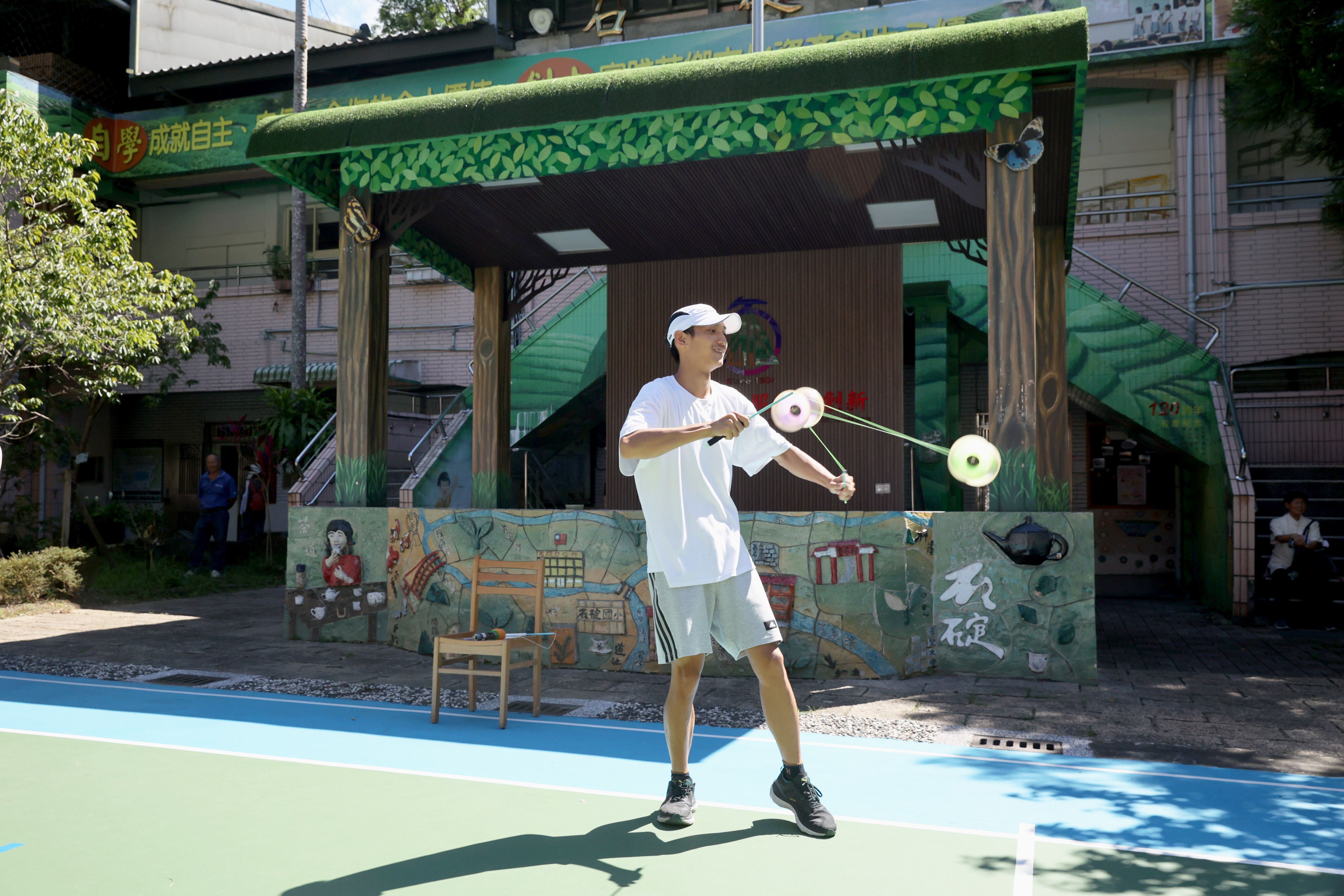 傳習班最年輕的學員，與搭檔以充滿創意又活潑的「風雷相褒歌」精采呈現學習成果（圖/新北市文化局）