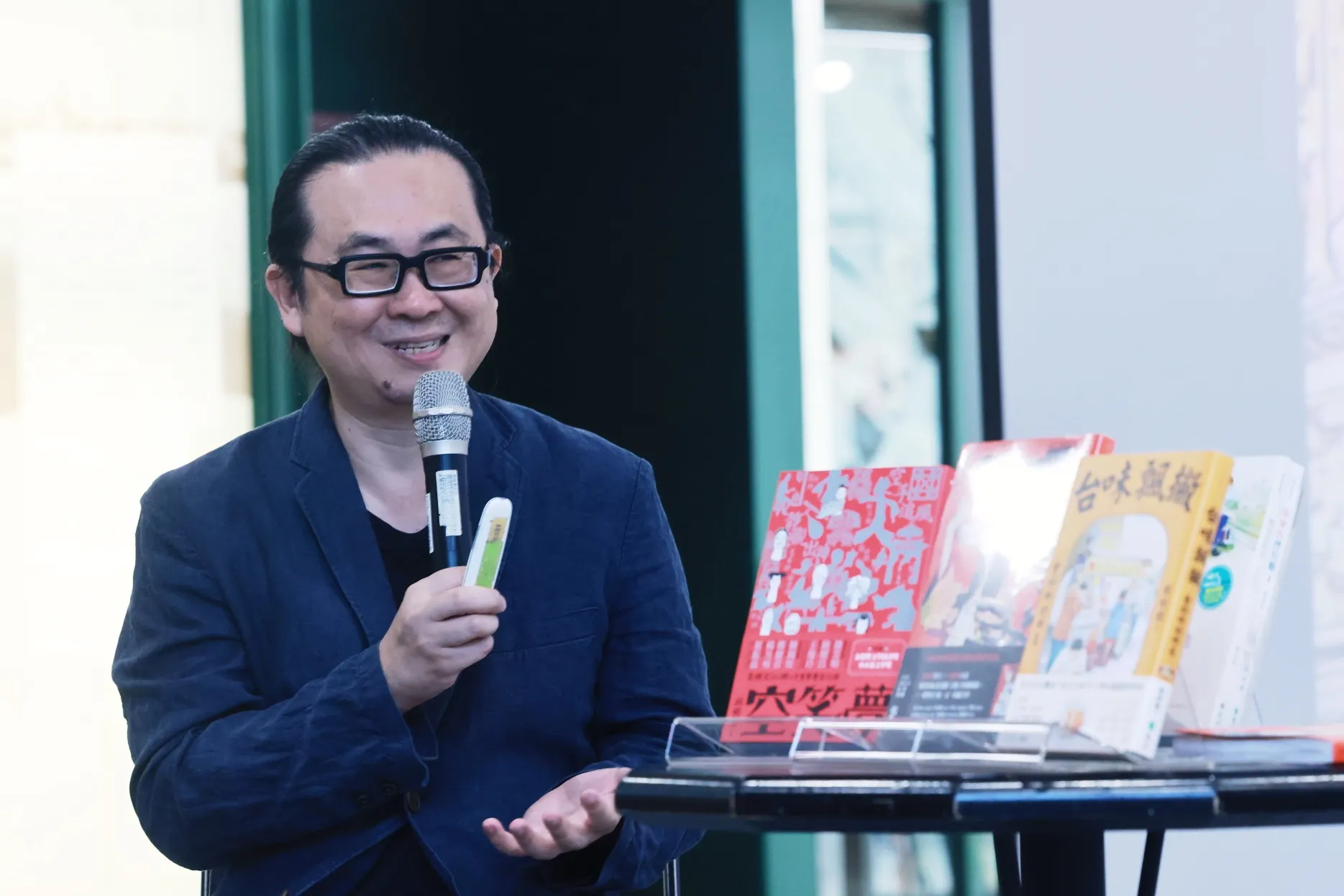 第15屆金漫大獎得主阮光民推出以臺灣布袋戲為主題的長篇時代漫畫《空笑夢圖像小說：第一卷_黃金樓》。