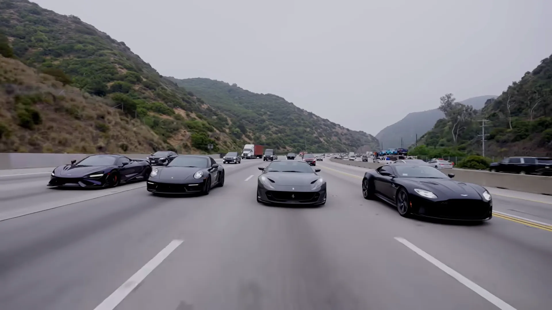 在 Threads 上爆紅的Ethan Weng與他的朋友們，雖然還只是大學生年紀，卻已經開著百萬豪車、搭乘私人飛機，展現出與同齡人截然不同的奢華人生。