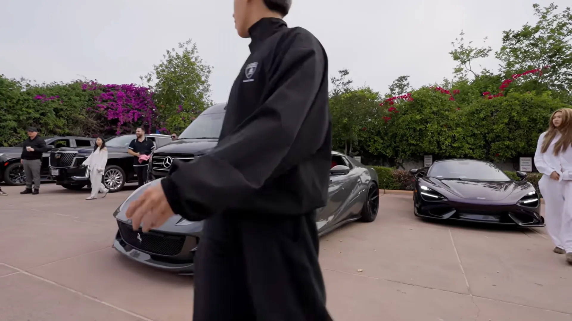 在 Threads 上爆紅的Ethan Weng與他的朋友們，雖然還只是大學生年紀，卻已經開著百萬豪車、搭乘私人飛機，展現出與同齡人截然不同的奢華人生。