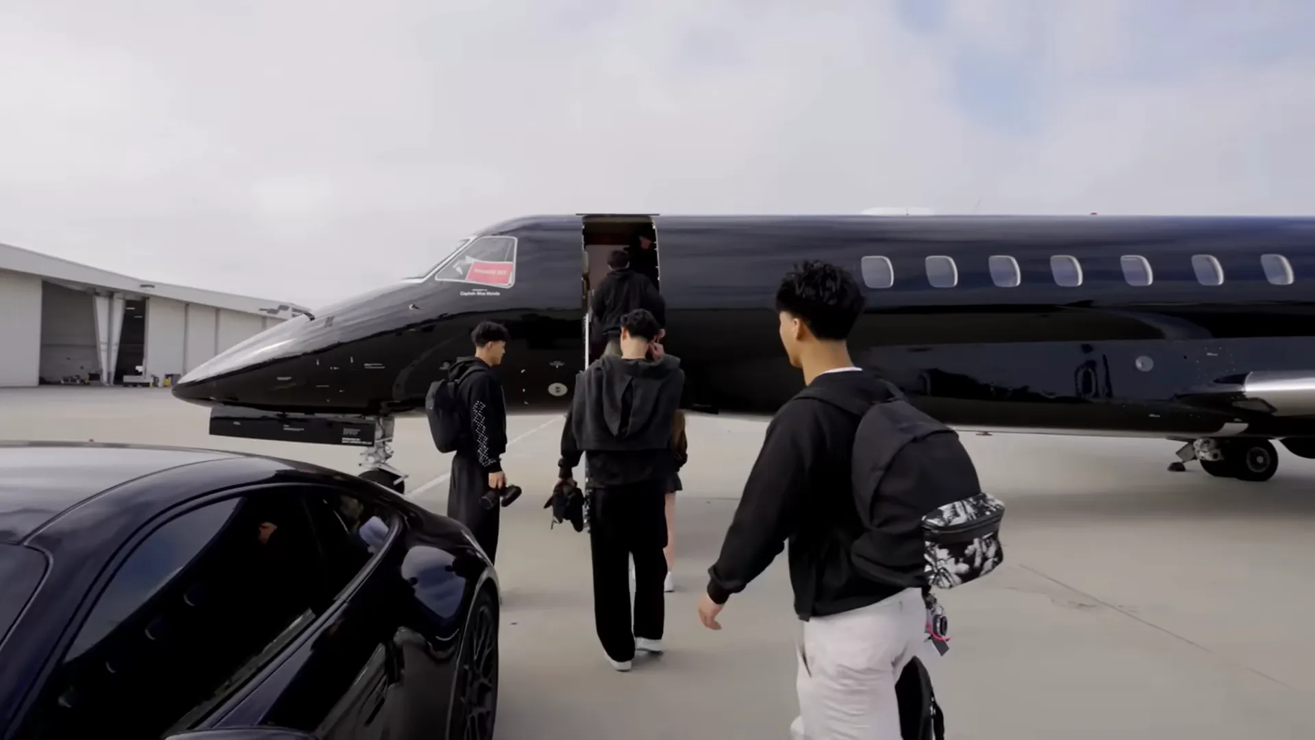 在 Threads 上爆紅的Ethan Weng與他的朋友們，雖然還只是大學生年紀，卻已經開著百萬豪車、搭乘私人飛機，展現出與同齡人截然不同的奢華人生。