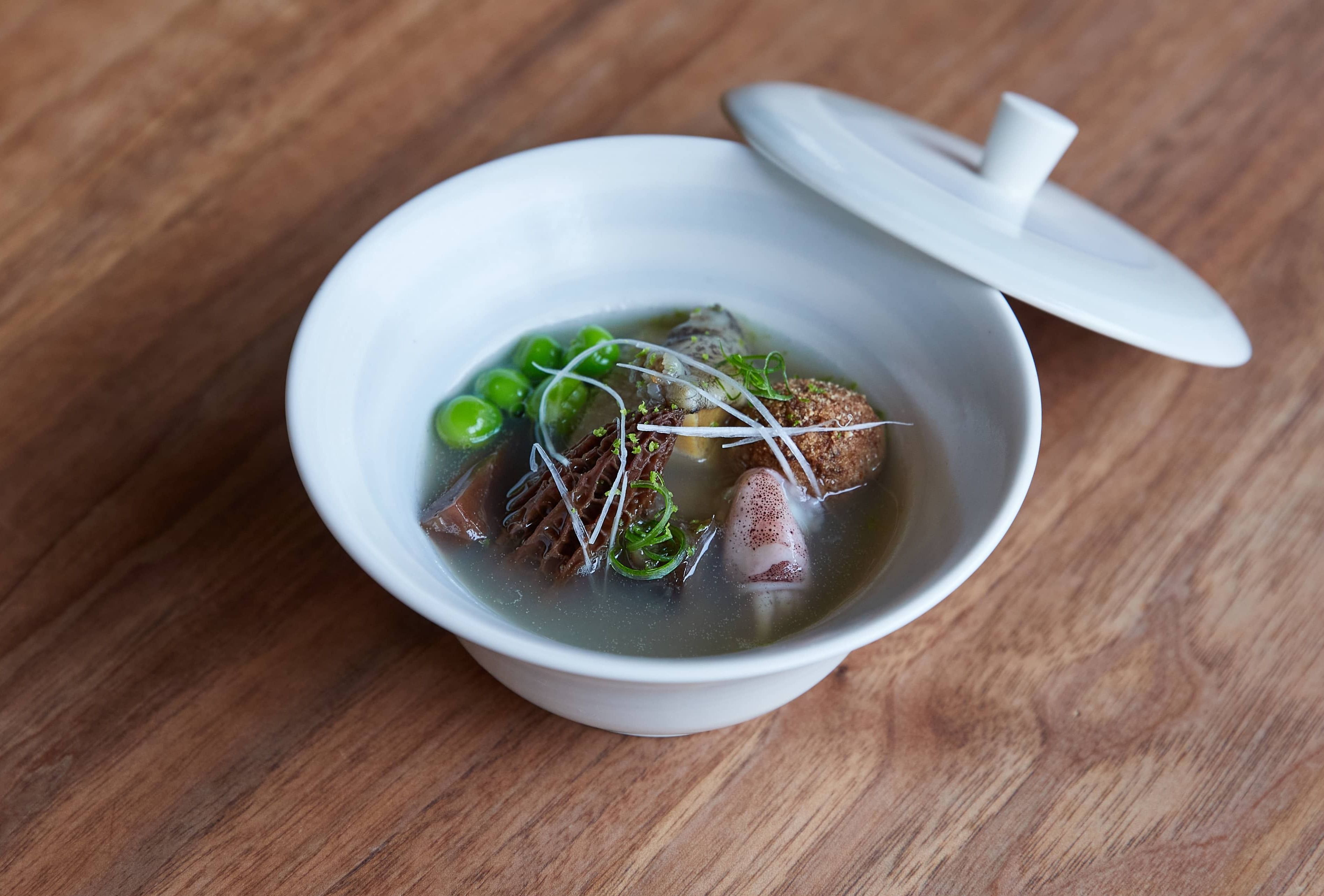  Mingles餐廳經典料理「Mingling Pot」展現姜珉求主廚將創意與韓國傳統廚藝完美結合的匠心之作。圖:台北晶華提供