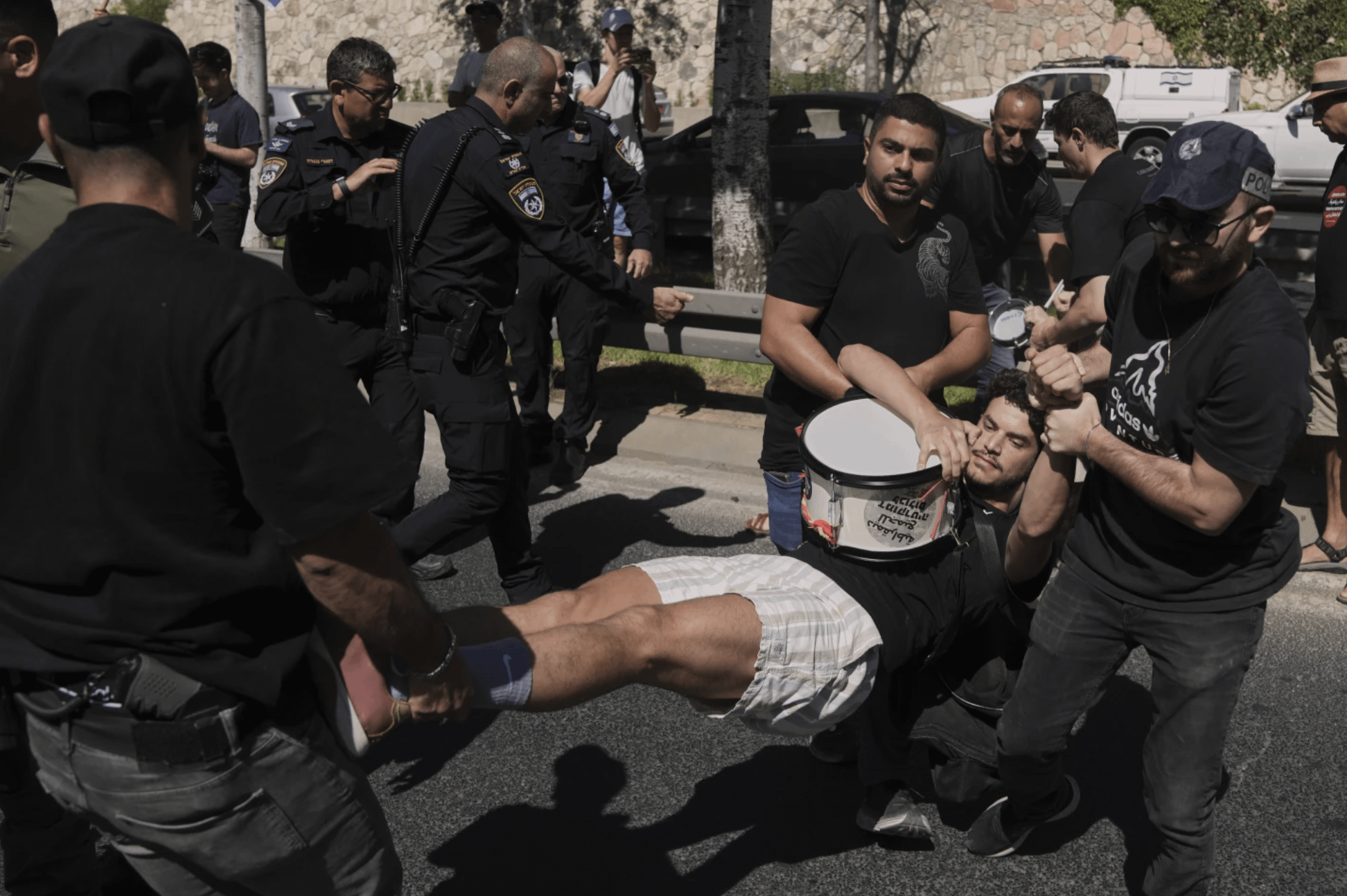 2025年8月17日，以色列警方逮捕示威民眾。數萬名示威者齊聚特拉維夫，呼籲停止加薩戰爭並釋放人質。（美聯社）