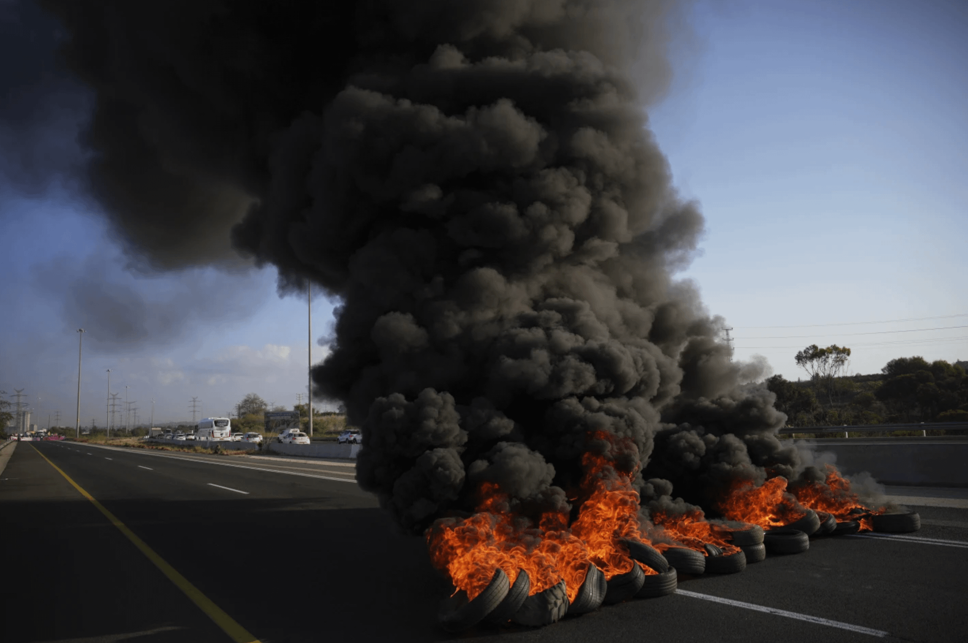 2025年8月17日，以色列特拉維夫數示威者焚燒輪胎，呼籲停止加薩戰爭並釋放人質。（美聯社）