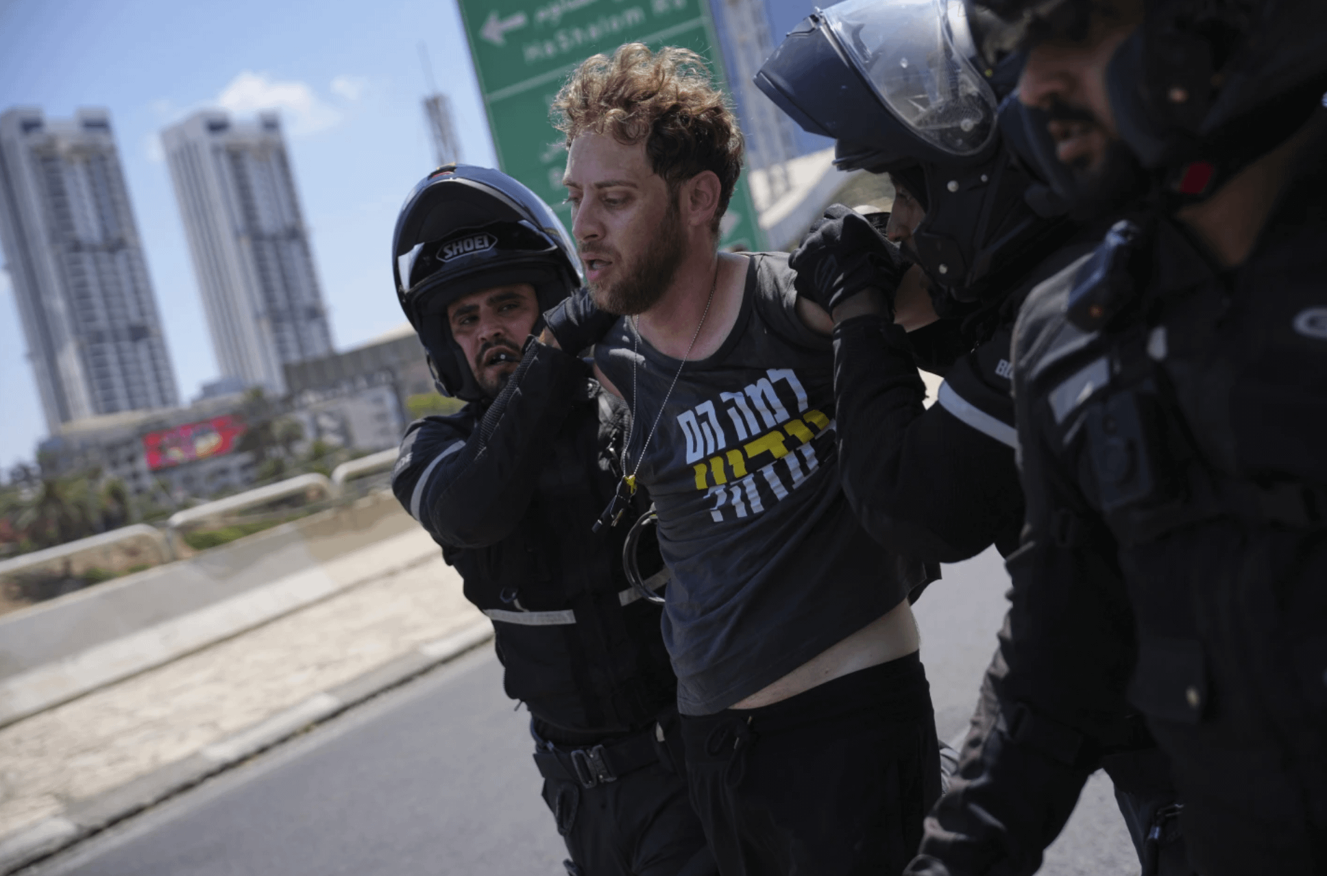 2025年8月17日，以色列警方逮捕示威民眾。數萬名示威者齊聚特拉維夫，呼籲停止加薩戰爭並釋放人質。（美聯社）