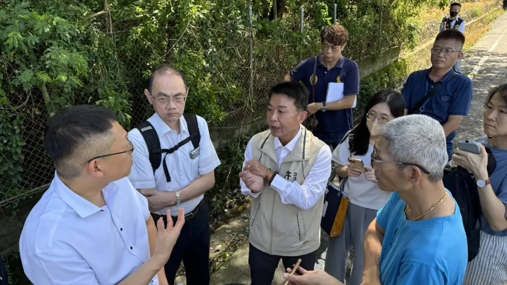 美濃區近日爆出違法盜採土石導致土地往下深達近25公尺，立委許智傑率領經濟部地礦中心、高雄市政府地政局、工務局、環保局、農業局、經發局、警察局等7個單位進行跨局處的聯合會勘。（圖/許智傑服務處提供）