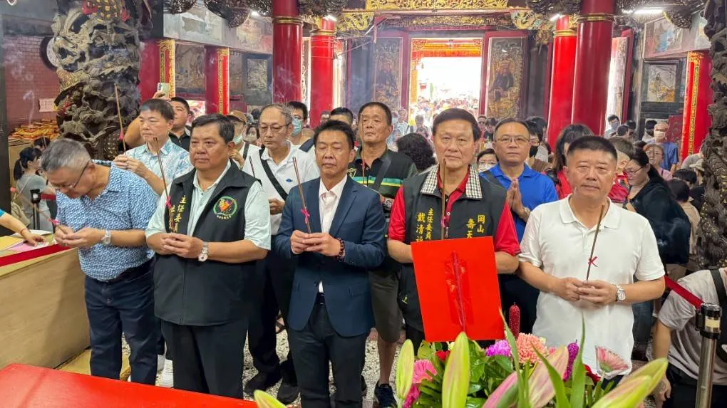 立委許智傑與岡山壽天宮、鳳山龍成宮、旗山天后宮一同前往邀請白沙屯拱天宮並送上贊境大帖。（圖/許智傑服務處提供）