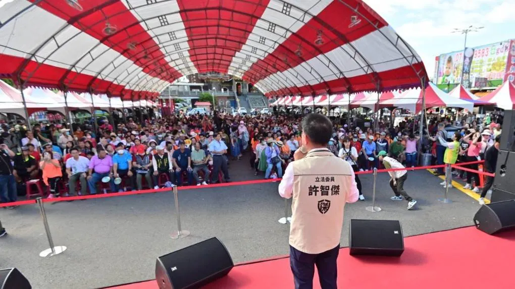 立委許智傑展現好人緣和深厚的基層實力，林園廣應廟廟埕被上千位熱情支持者擠爆，超過 20 位林園在地里長、市議員黃飛鳳、張勝富團隊，及市議員參選人蔡昌達、張耀中、前鄉長黃兆呈、前議員韓賜村等不同派系人士也紛紛到場力挺。（圖/許智傑服務處提供）