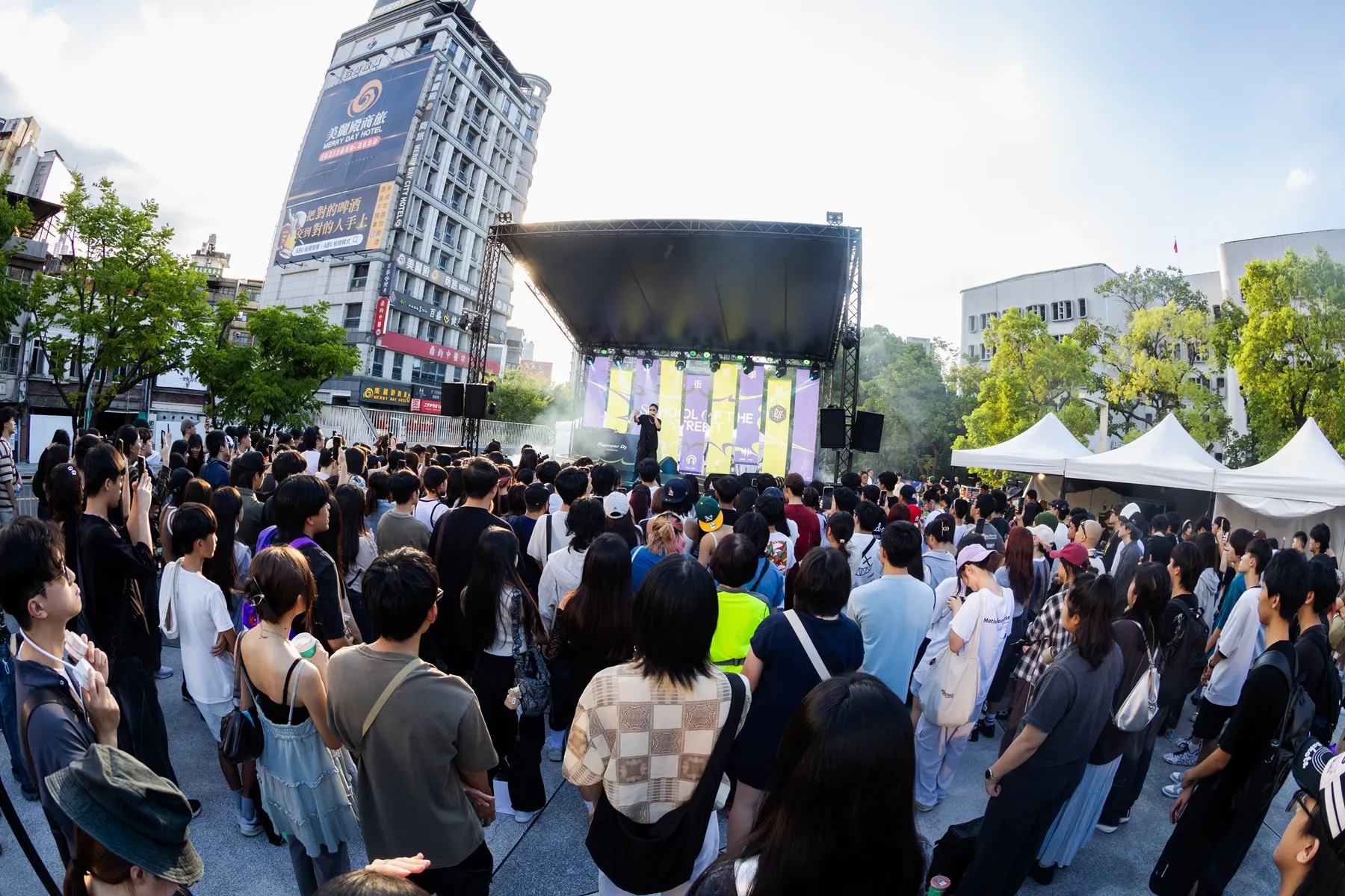 「2025新北街頭學校」於府中廣場舉辦的「嘻哈演唱會」，從下午4點一路唱到晚間9點，帶來5小時不間斷的節奏。(圖/新北市文化局)