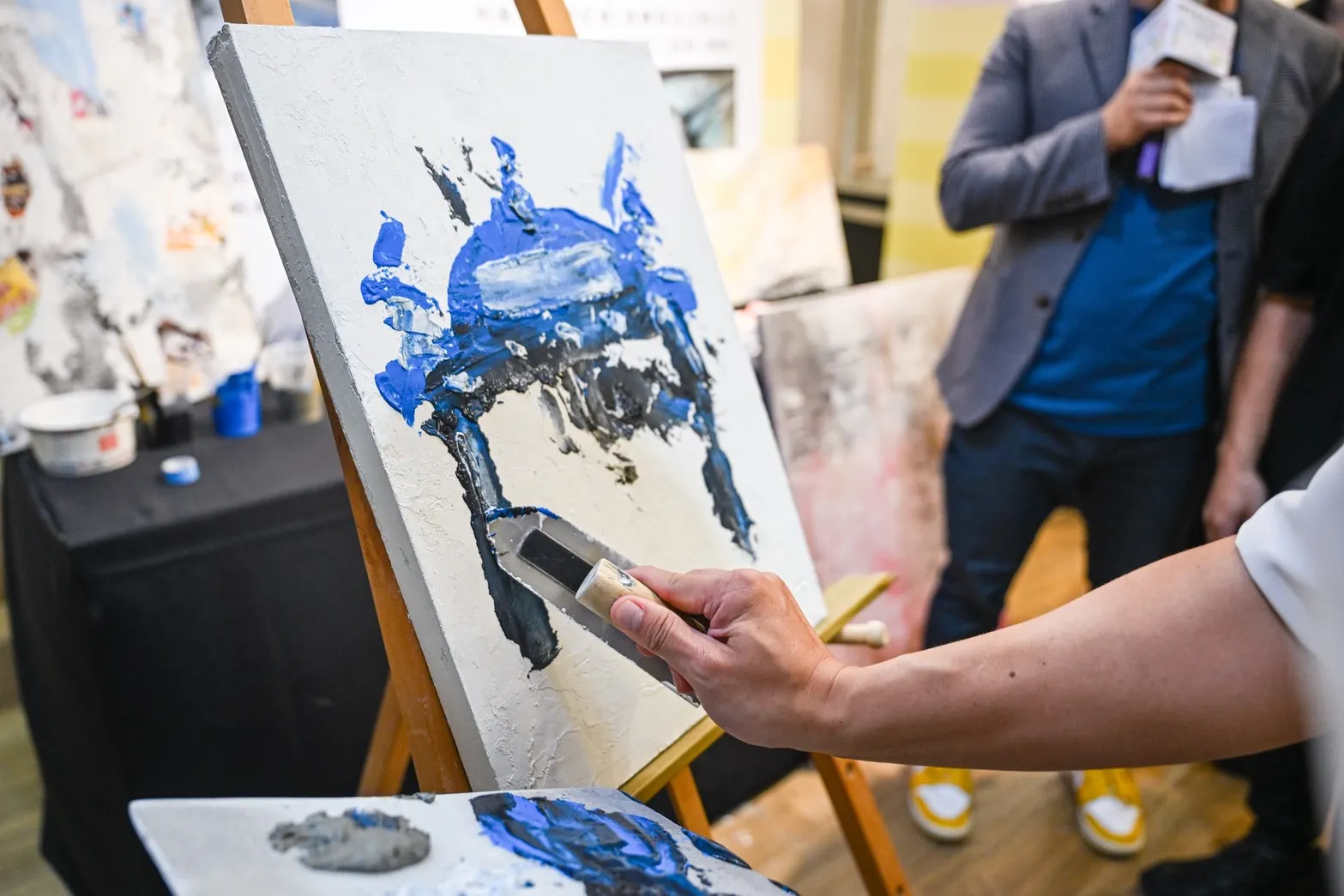 蘇俊賓以泥作鏝刀、刮刀等工具，完成了他人生第一幅水泥鏝抹畫。（圖／桃園市政府提供）